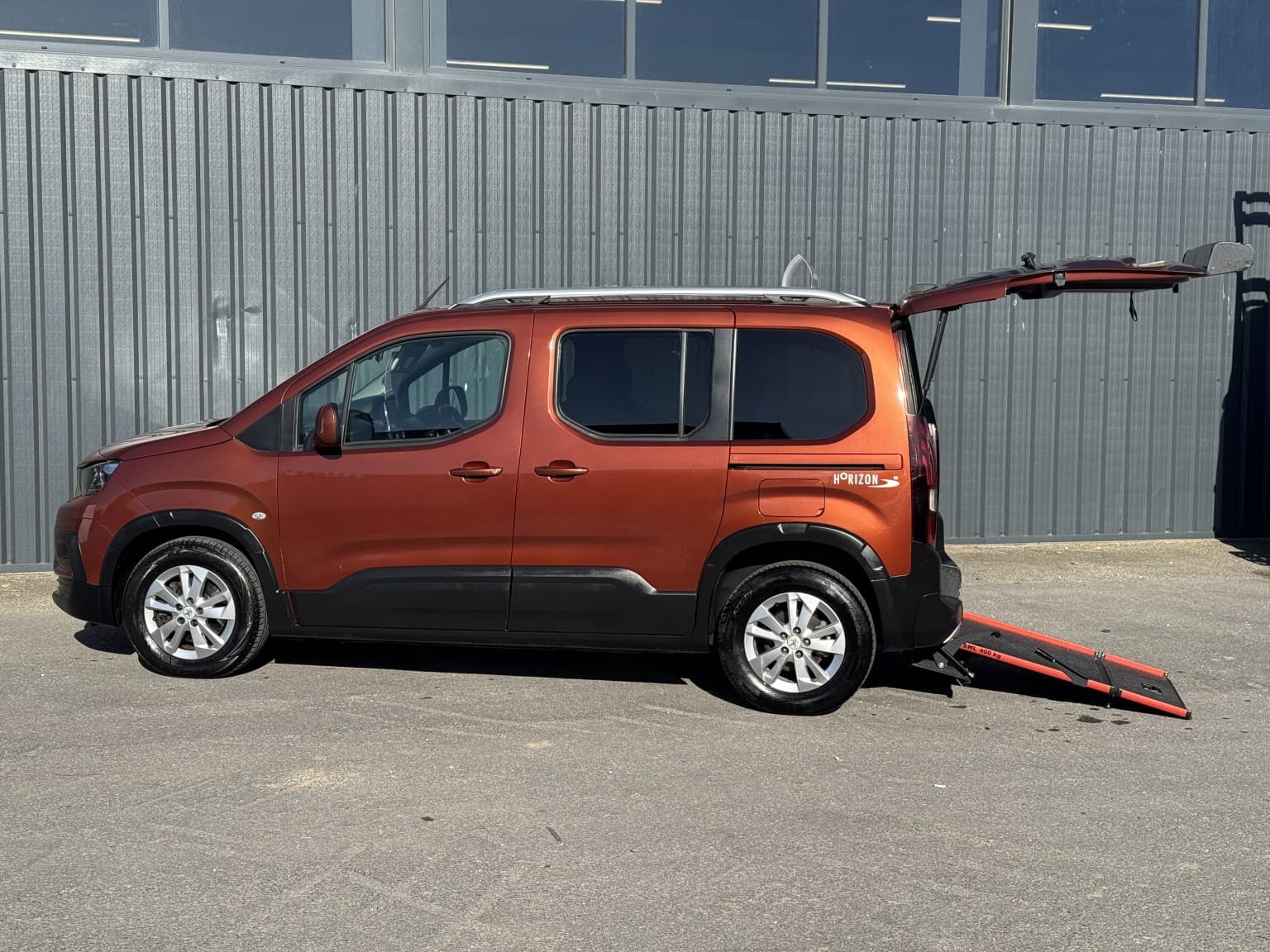 Peugeot Rifter - image 1 of 11