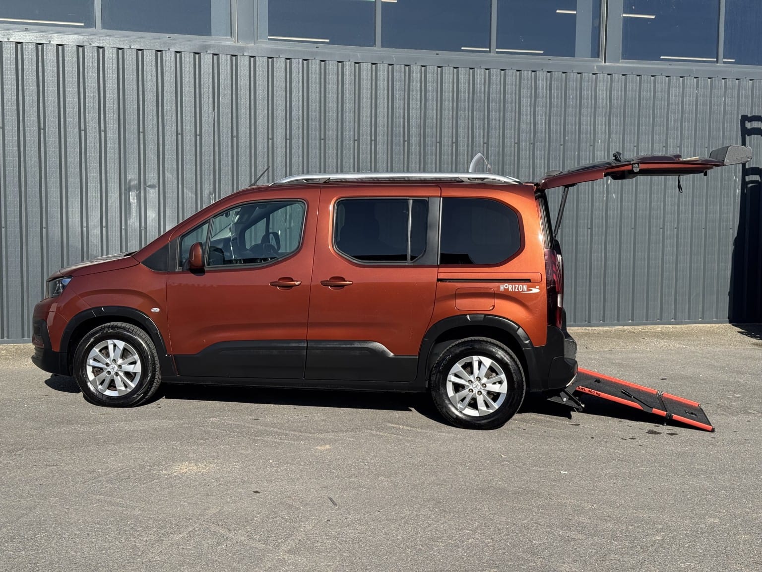 Peugeot Rifter - image 1 of 11