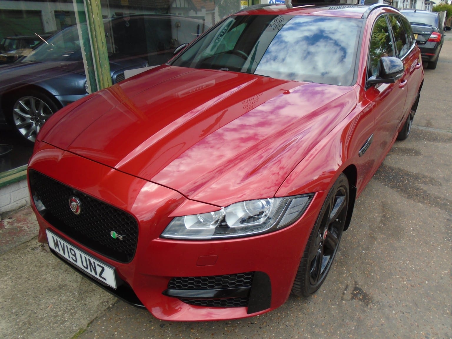 Jaguar XF - image 1 of 15