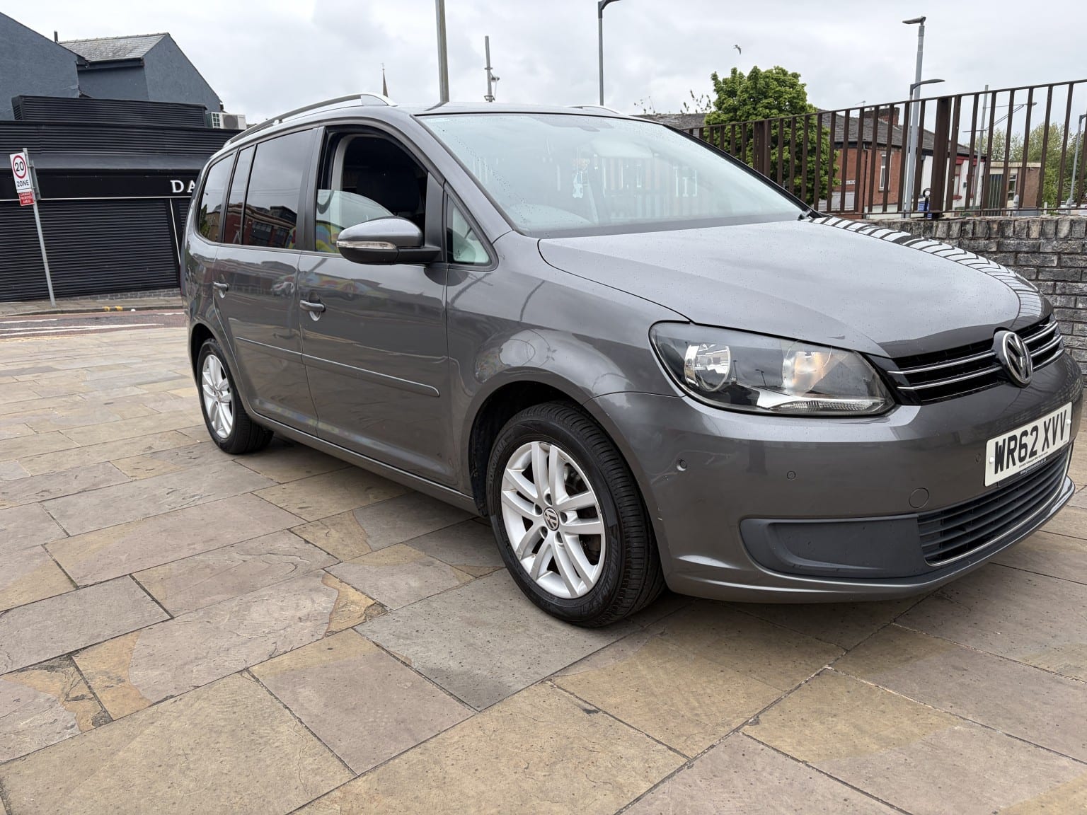 Volkswagen Touran - image 1 of 15