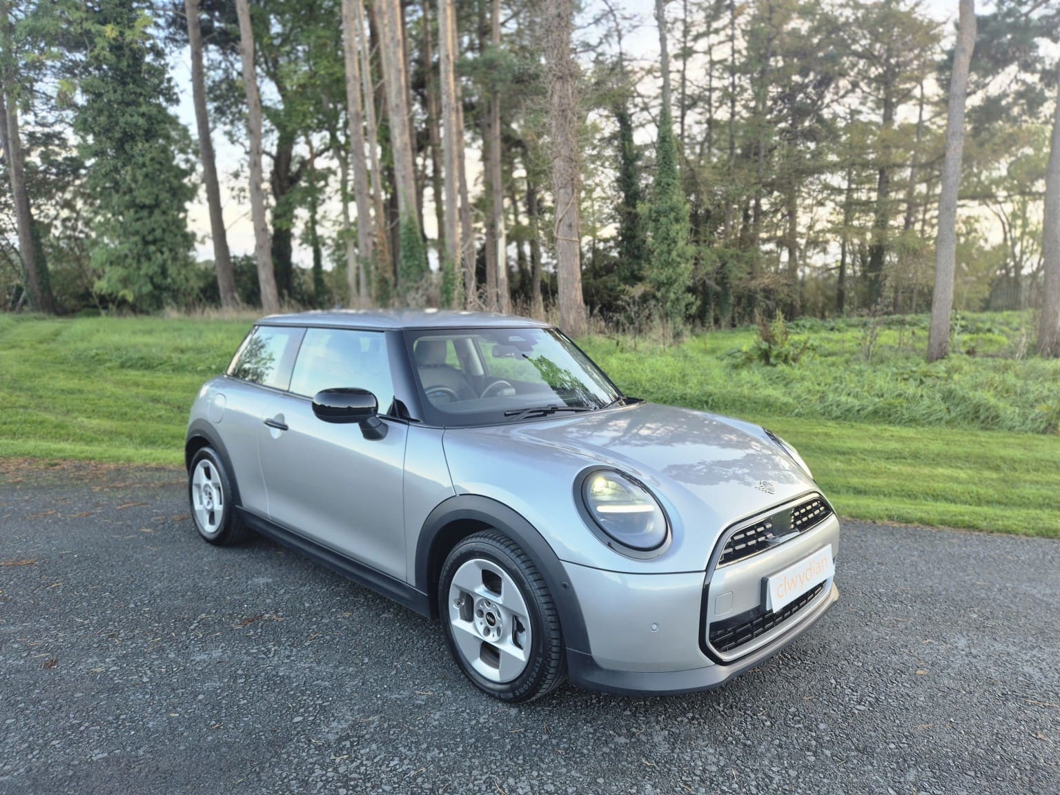 2024 MINI Cooper 1.5 Cooper C Classic 3 Door in silver — photo 1 of 39