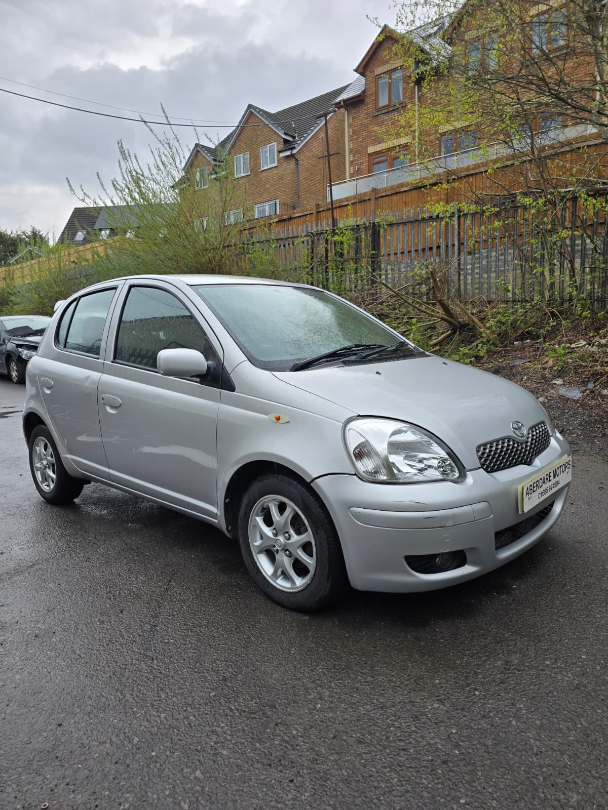 Toyota Yaris - image 1 of 12