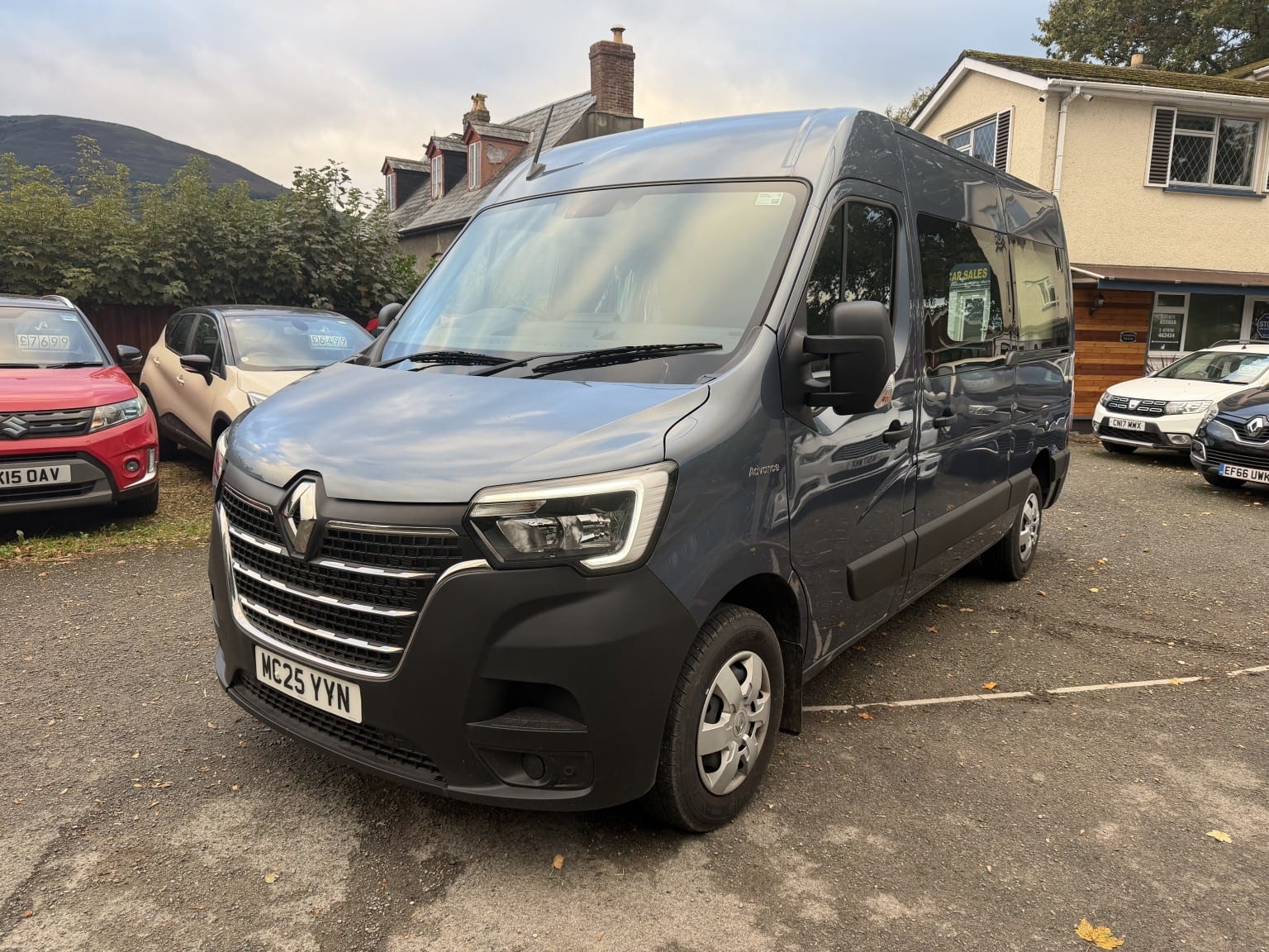 Renault Master - image 1 of 19