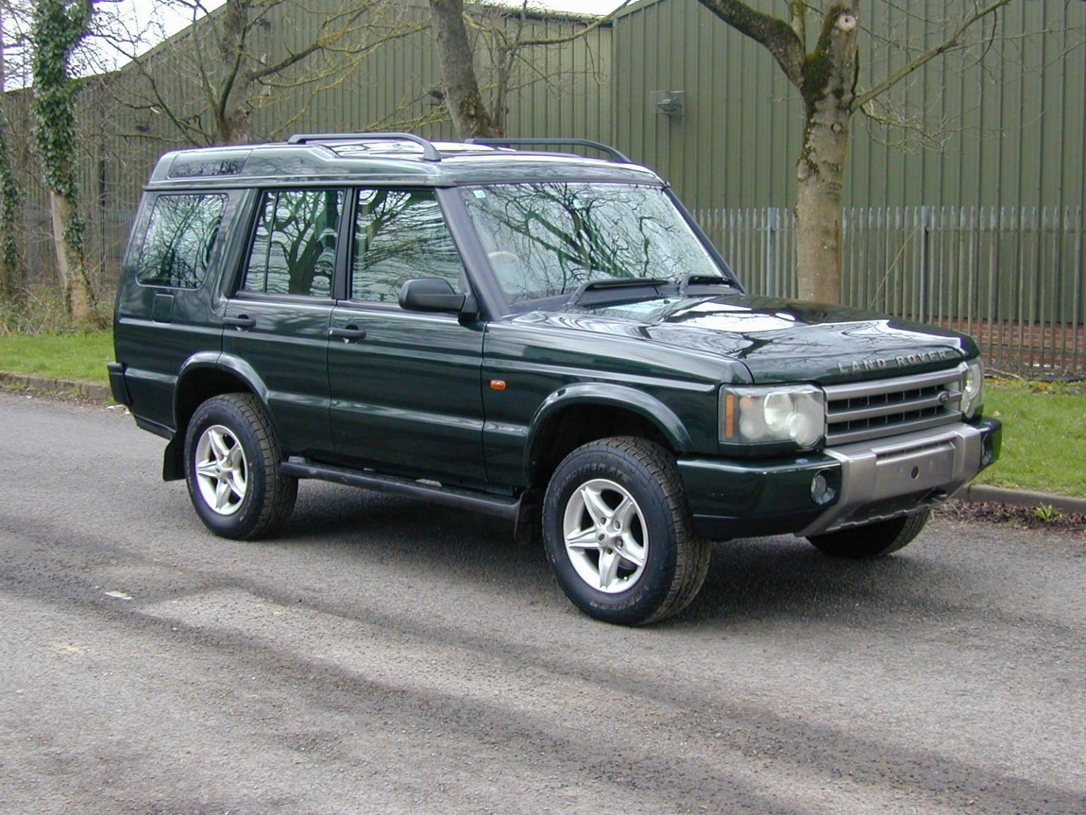 Land Rover Discovery - image 1 of 71