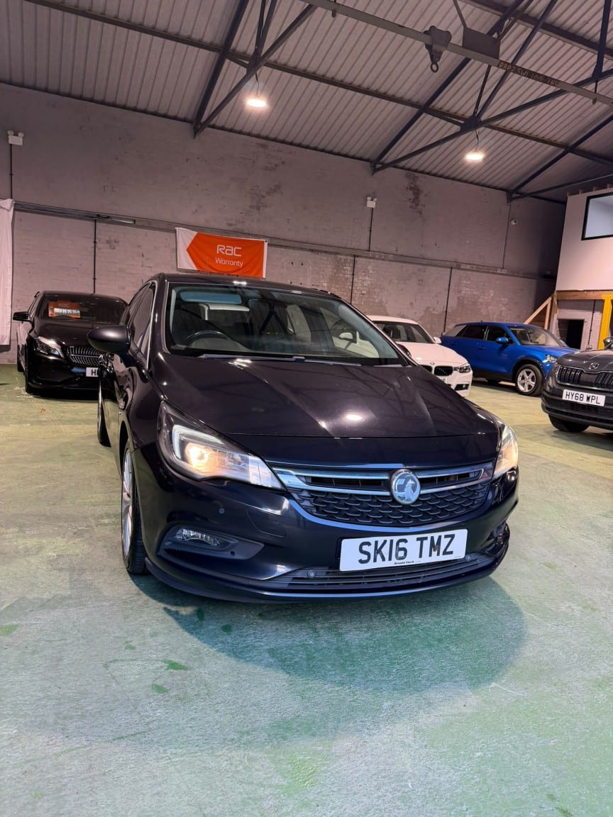 2016 Vauxhall Astra 1.6 CDTi BlueInjection Elite in black — photo 1 of 18