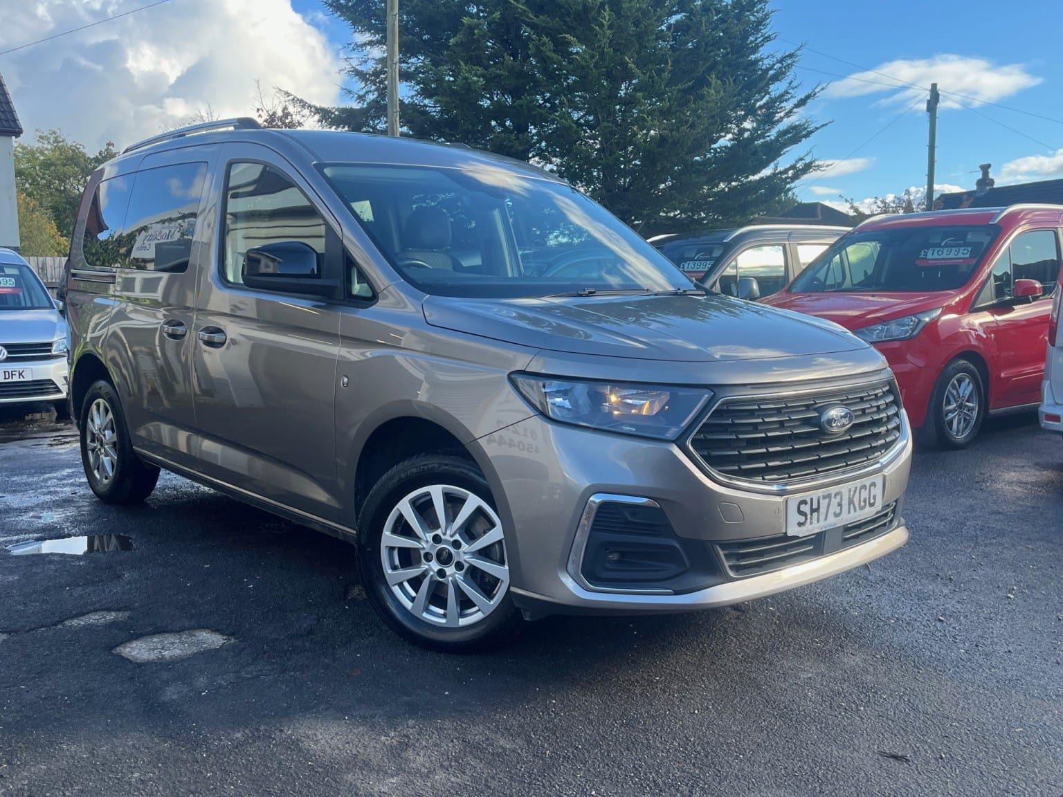 Ford Tourneo Connect - image 1 of 17