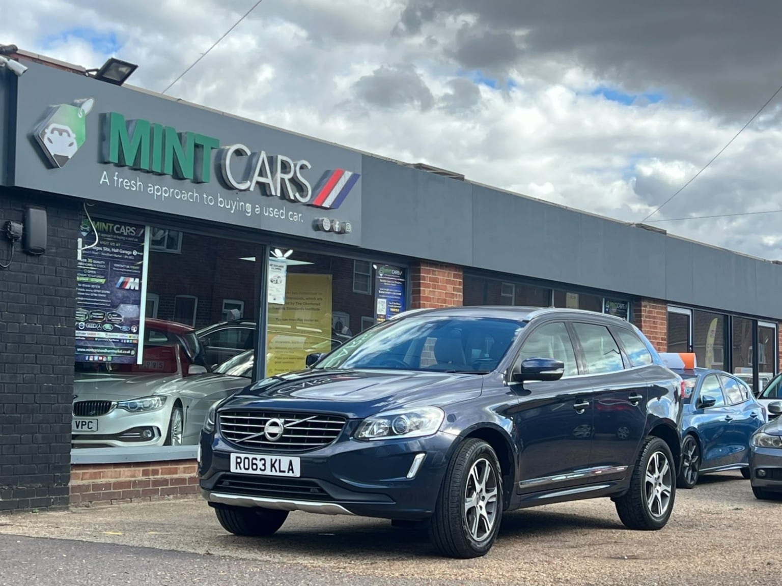Volvo XC60 - image 1 of 53