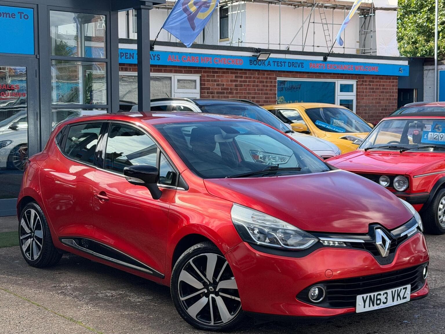Renault Clio - image 1 of 71