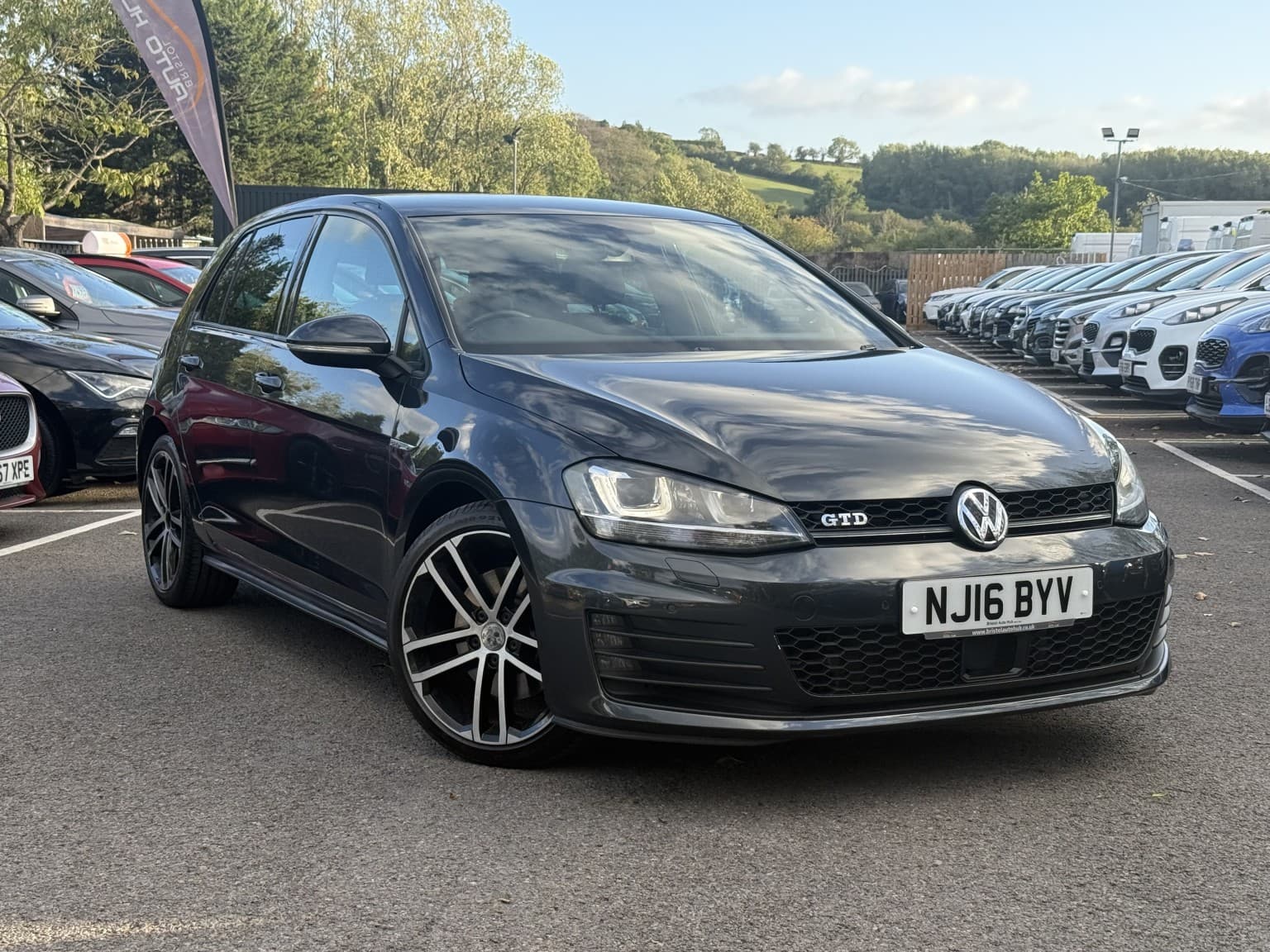 Volkswagen Golf - image 1 of 61