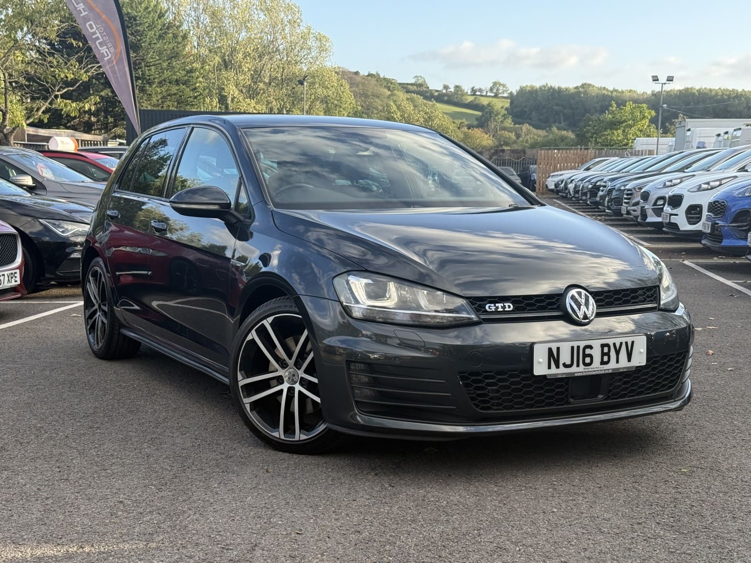 Volkswagen Golf - image 1 of 61