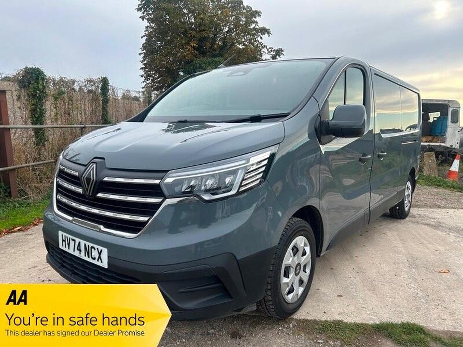Renault Trafic - image 1 of 34