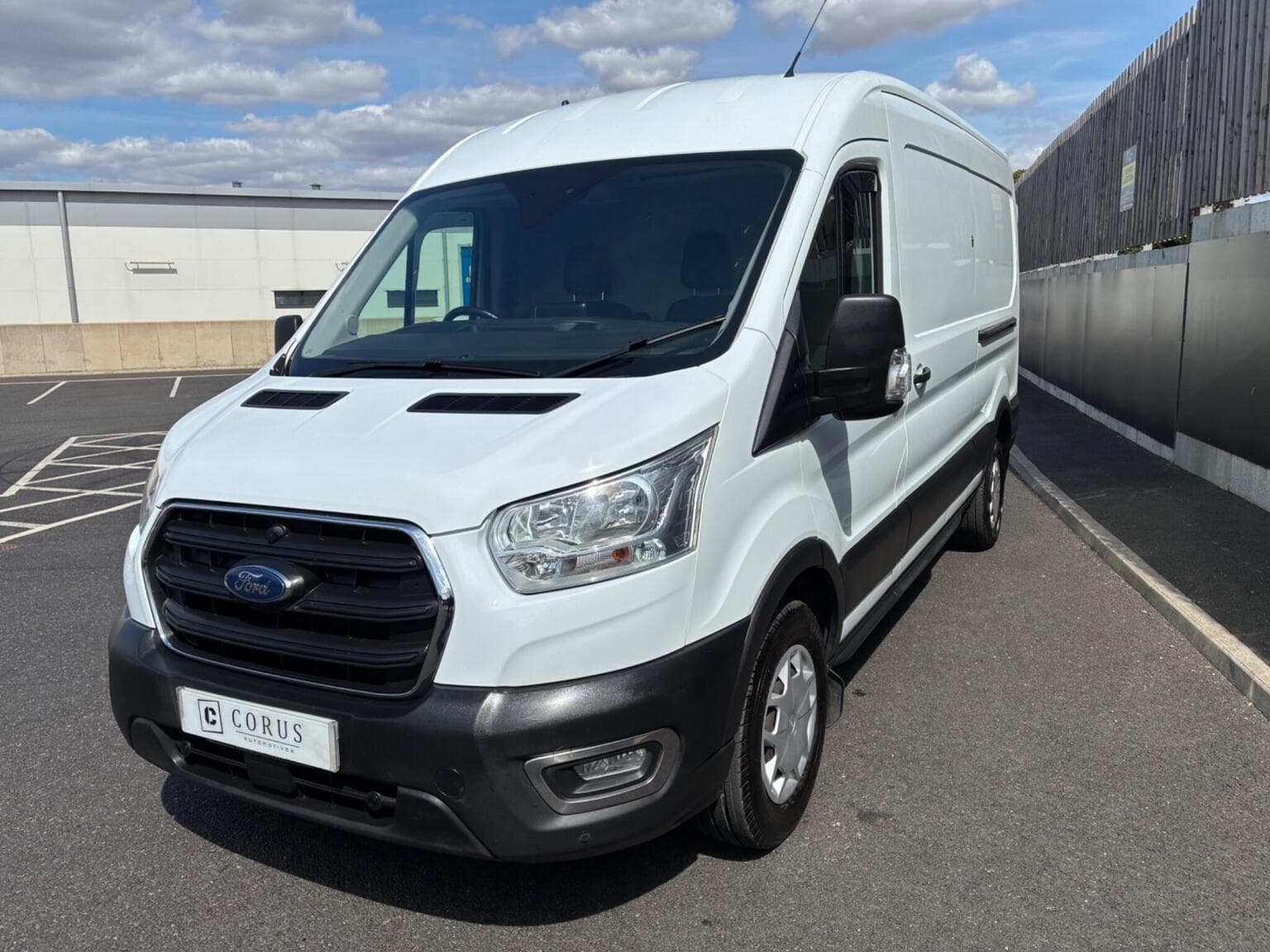 Ford Transit - image 1 of 27