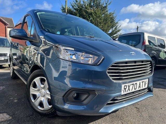 Ford Tourneo Courier - image 1 of 19