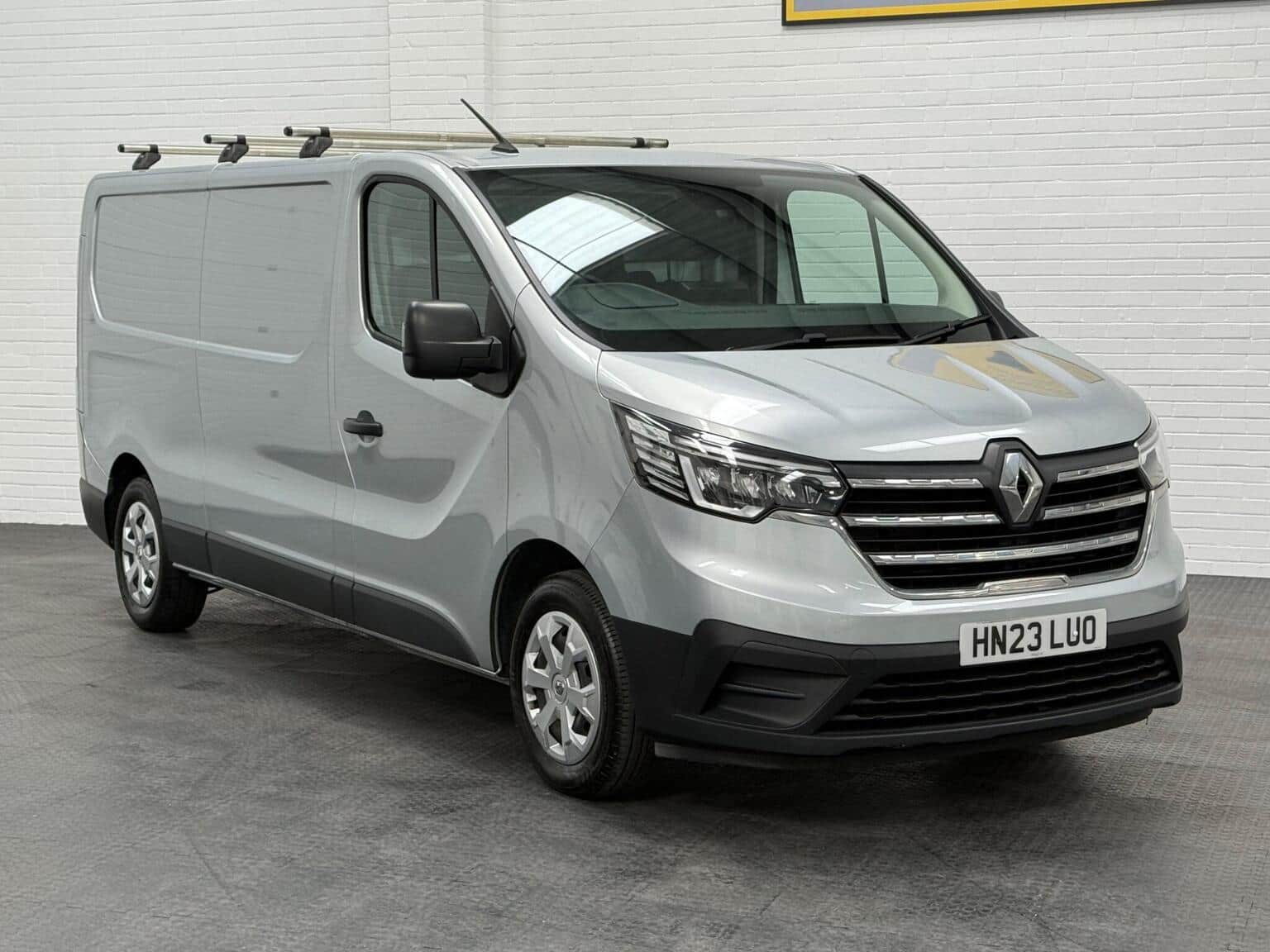 Renault Trafic - image 1 of 94
