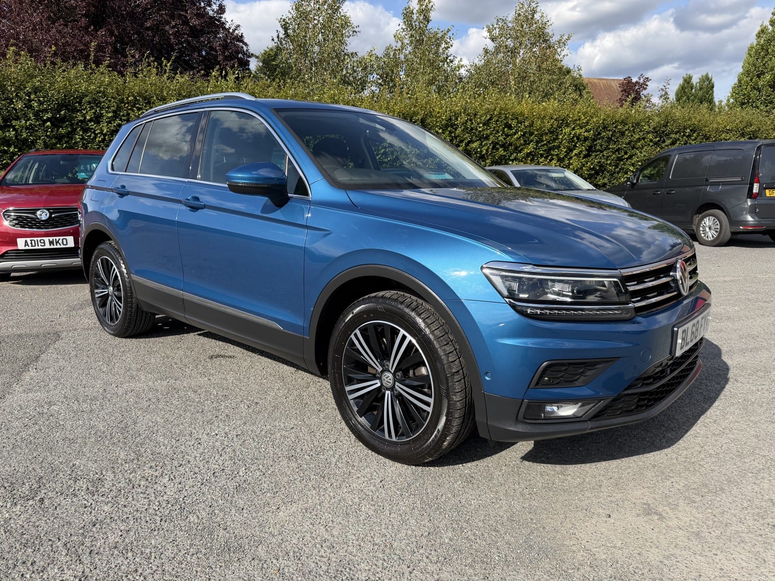 Volkswagen Tiguan - image 1 of 49