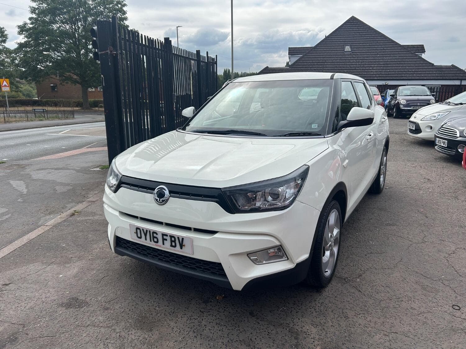 SsangYong Tivoli - image 1 of 48