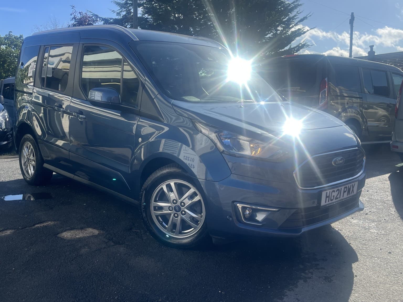 Ford Tourneo Connect - image 1 of 19