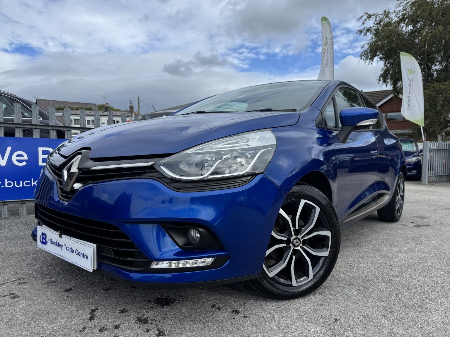 Renault Clio - image 1 of 35