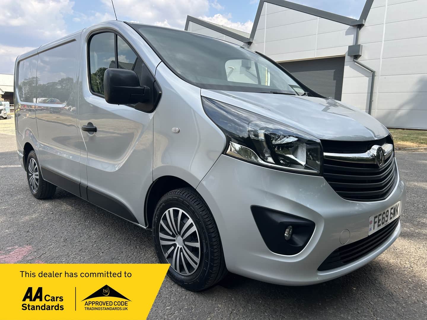 Vauxhall Vivaro - image 1 of 31