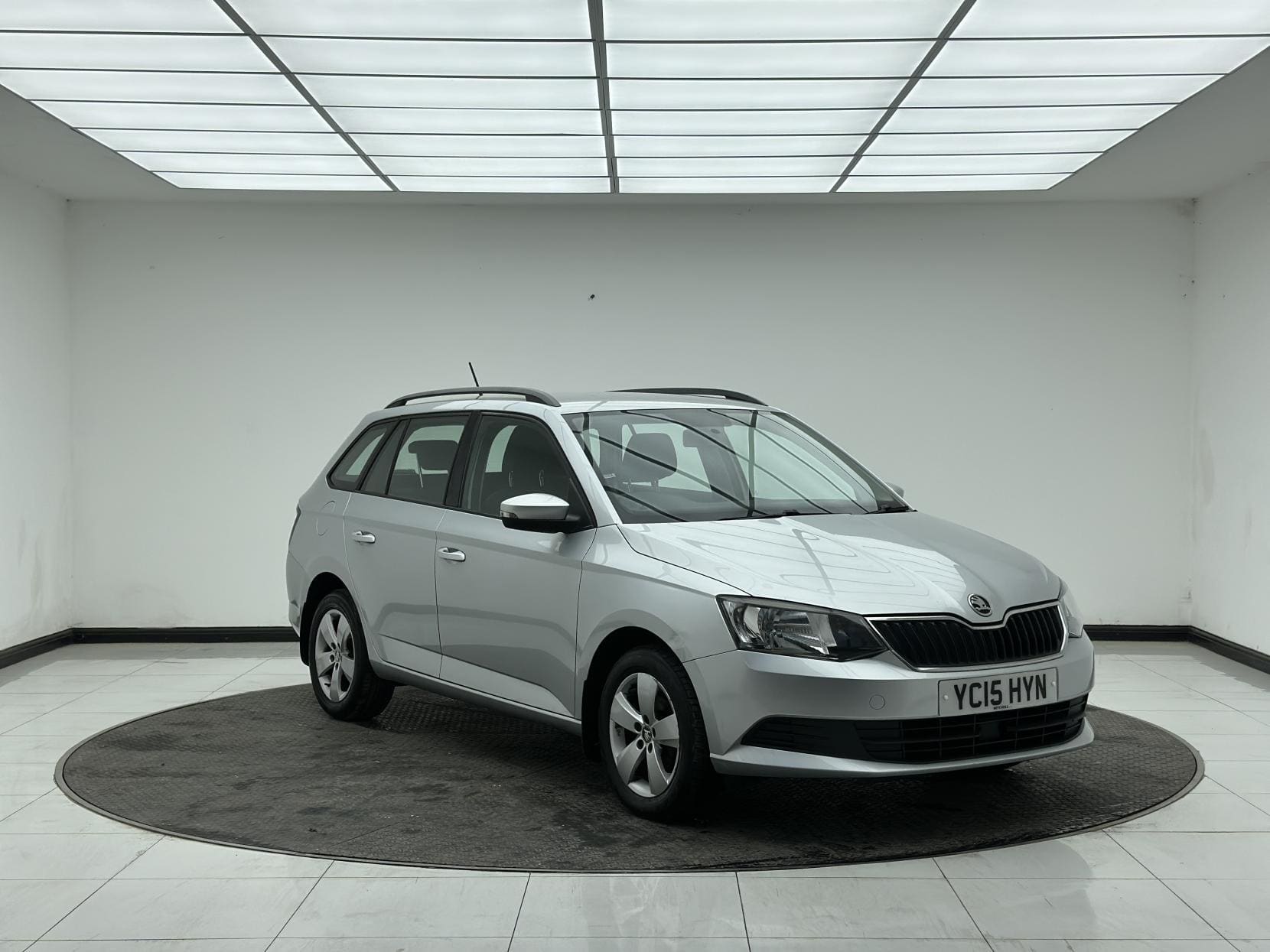 Skoda Fabia - image 1 of 54