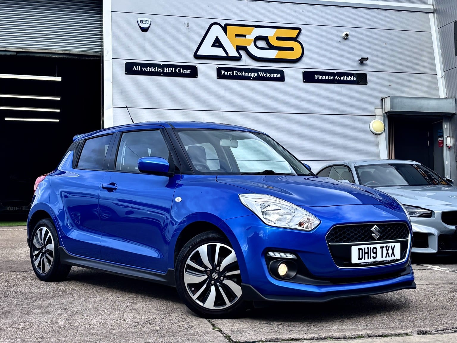 Suzuki Swift - image 1 of 39
