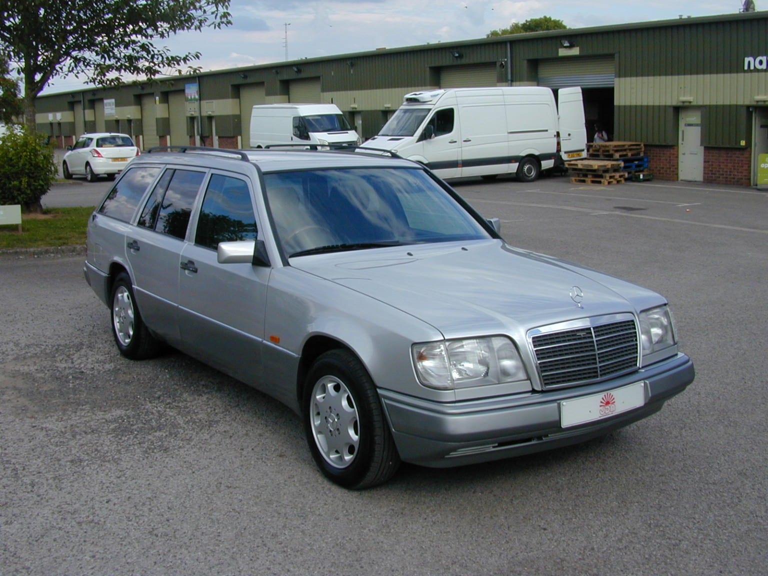 Mercedes-Benz 320 - image 1 of 19