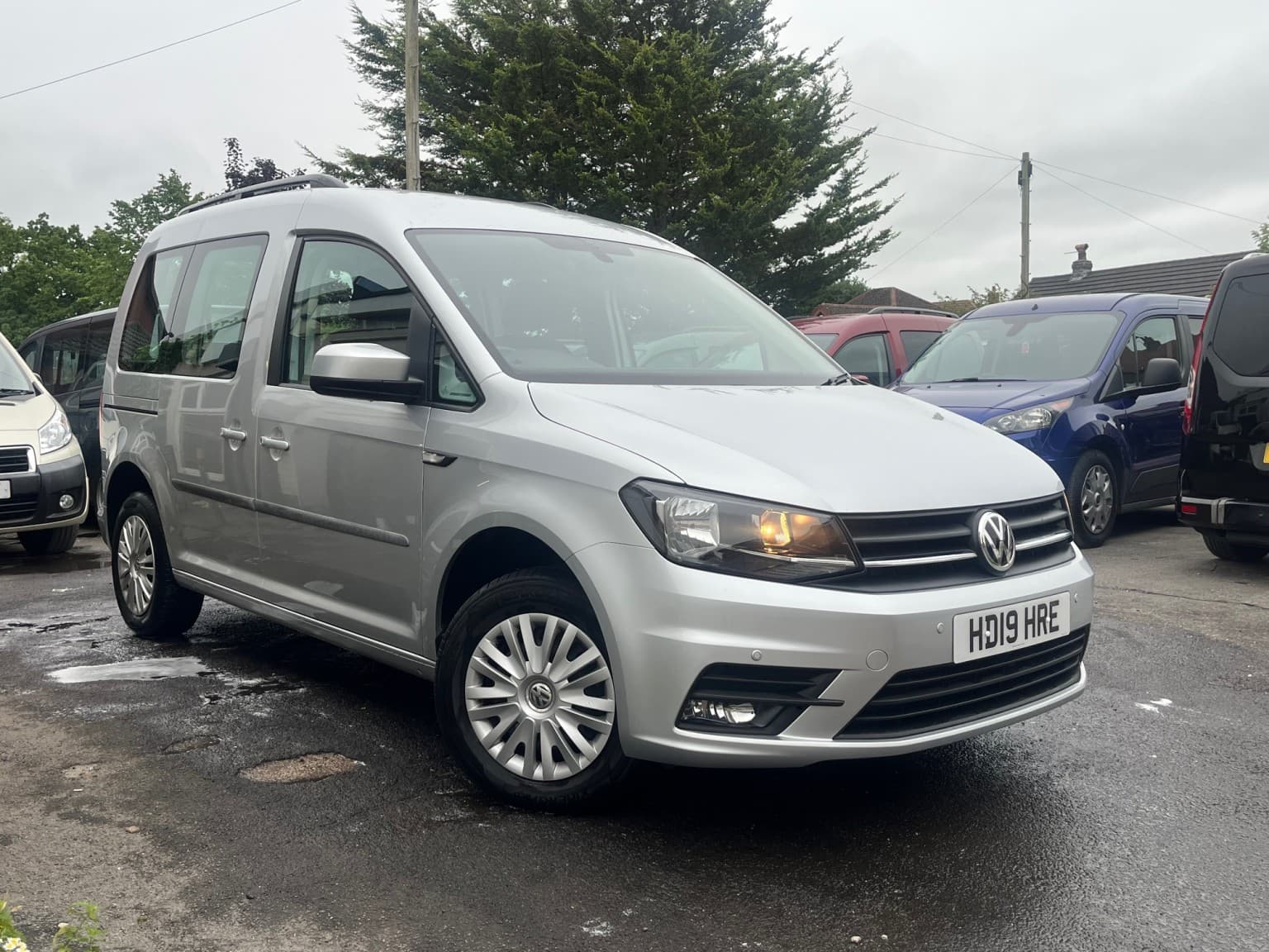 Volkswagen Caddy Life - image 1 of 15