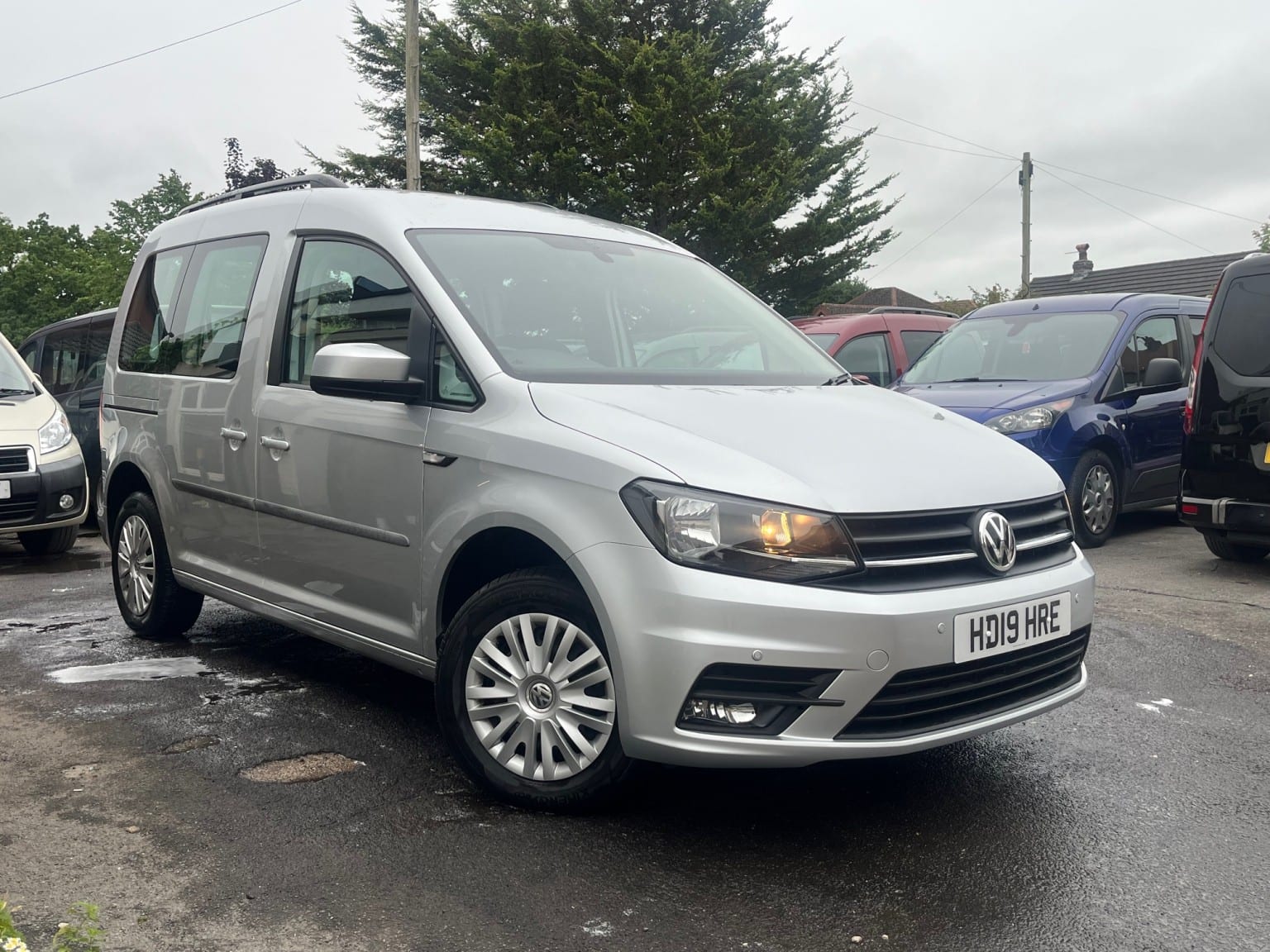 Volkswagen Caddy Life - image 1 of 15