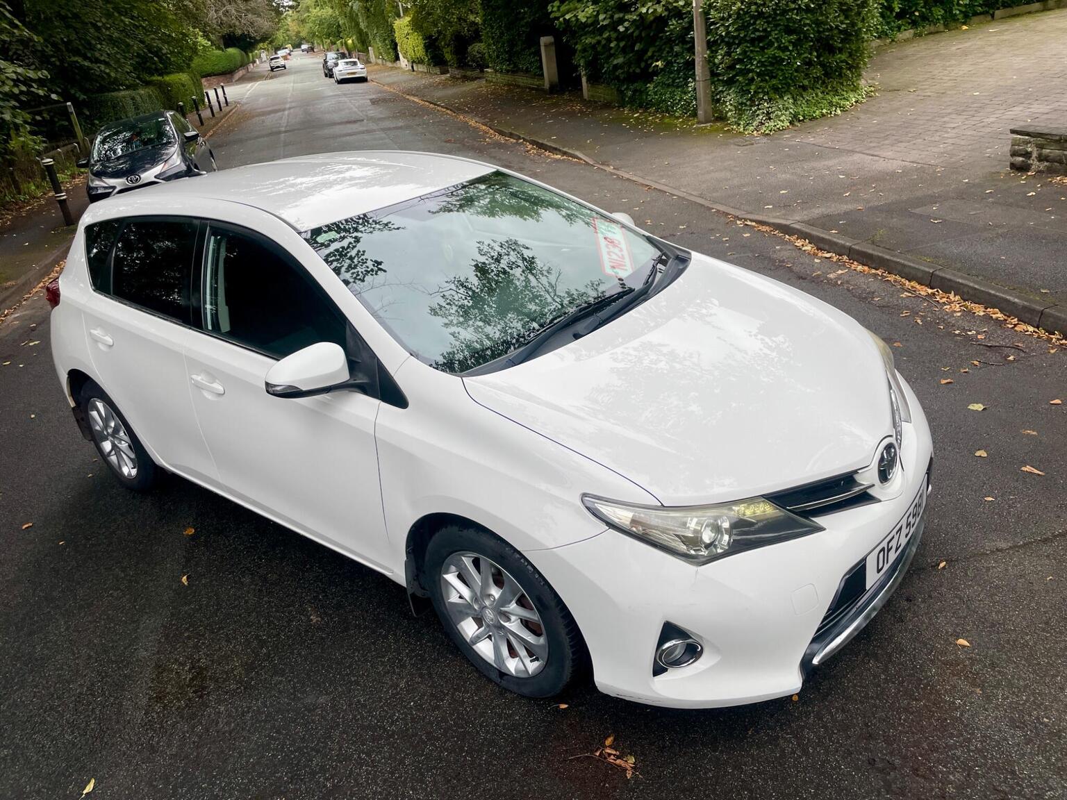 Toyota Auris - image 1 of 41