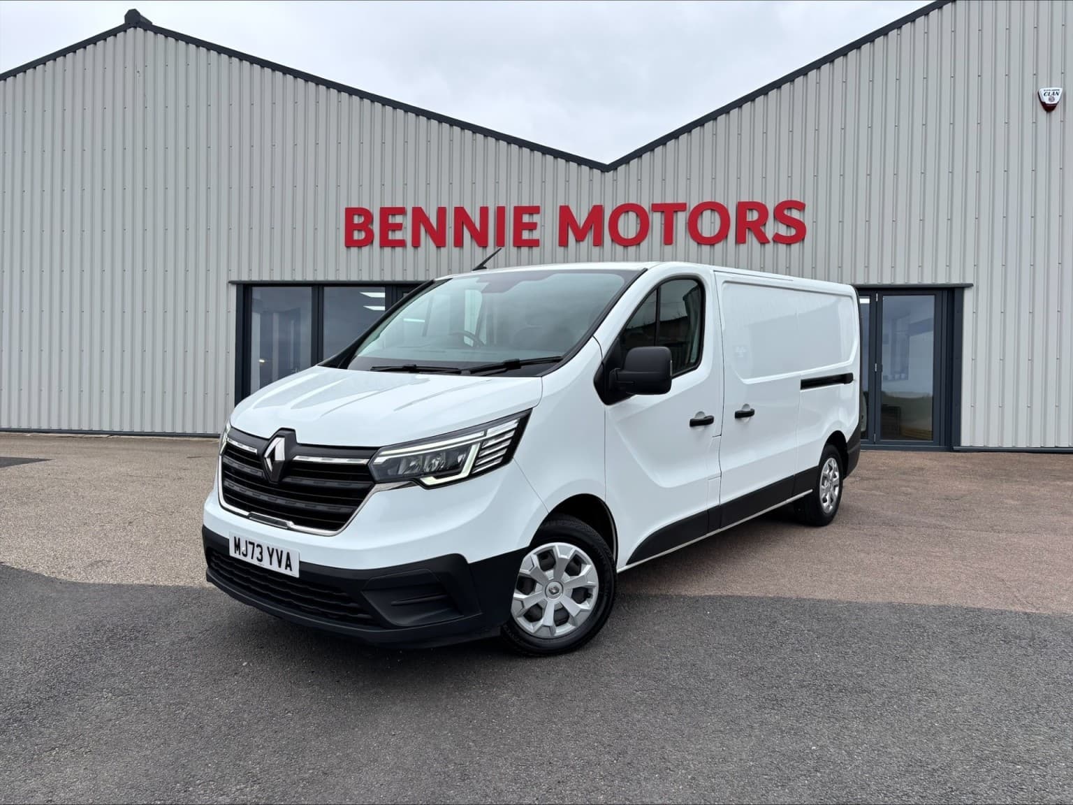 Renault Trafic - image 1 of 26