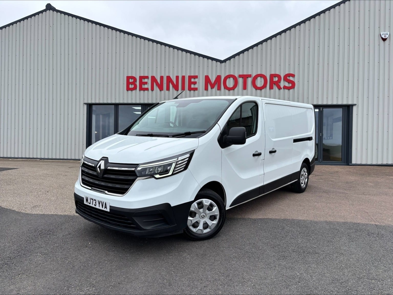 Renault Trafic - image 1 of 26