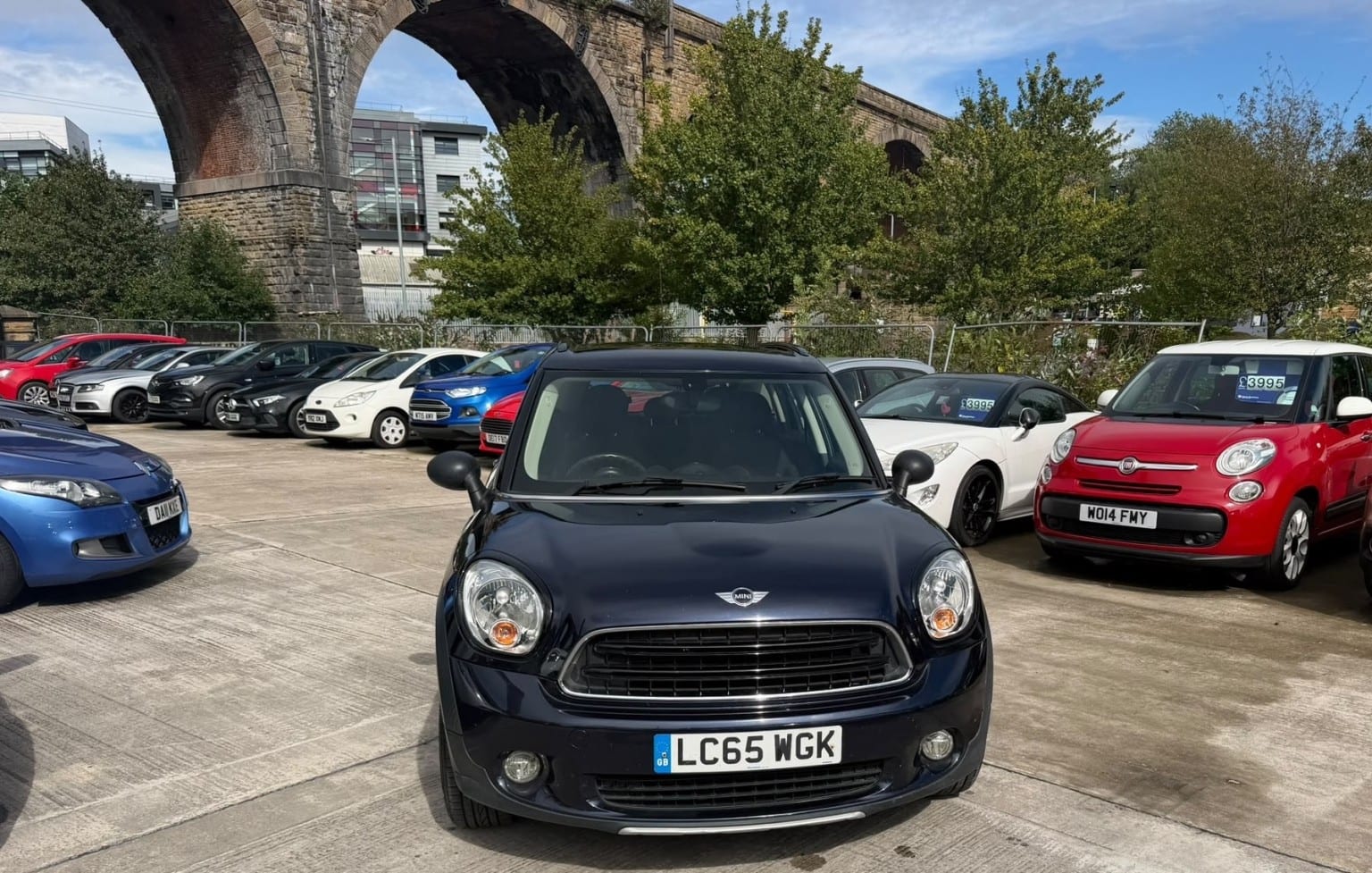MINI Countryman - image 1 of 22