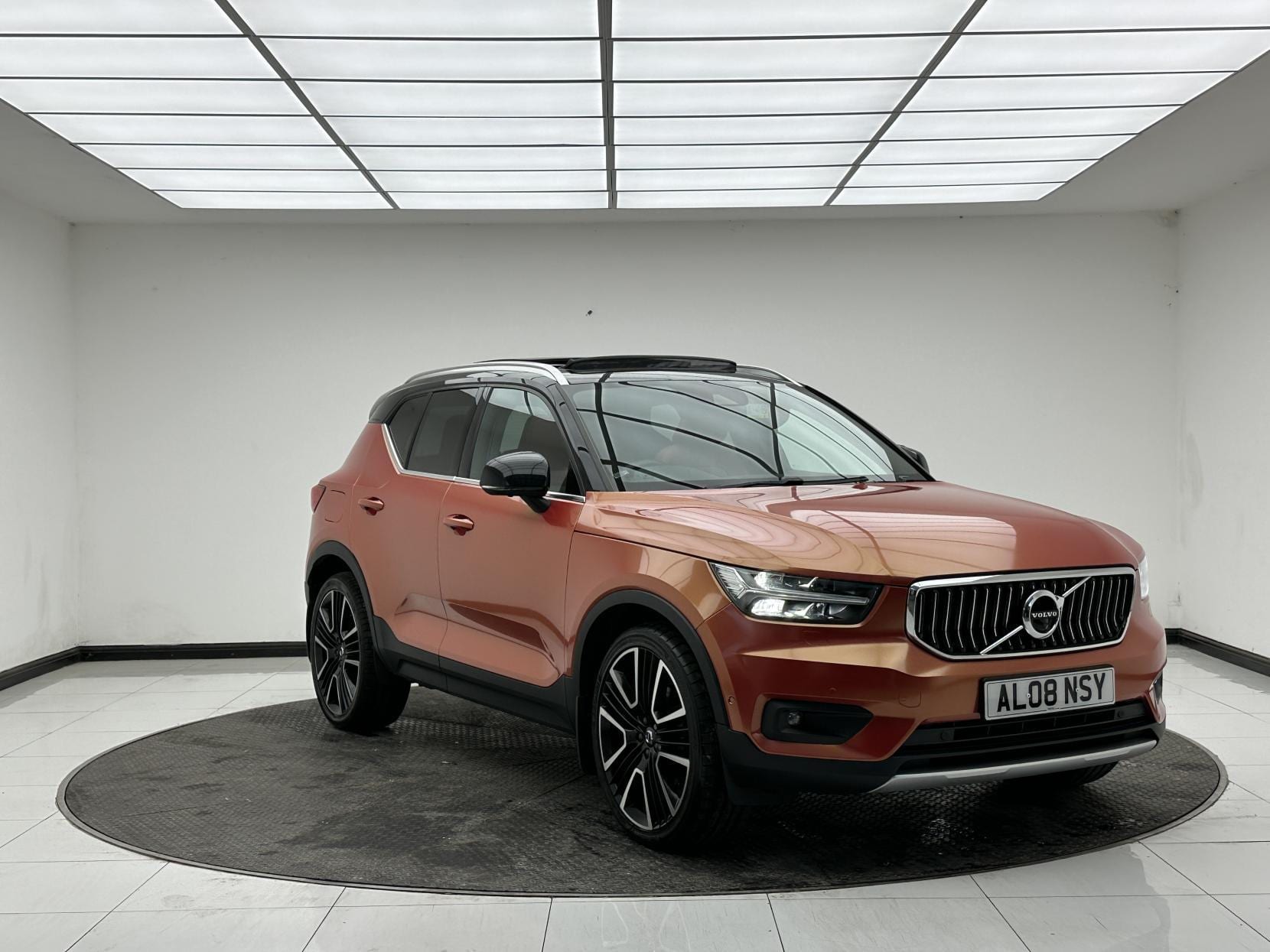 Volvo XC40 - image 1 of 55