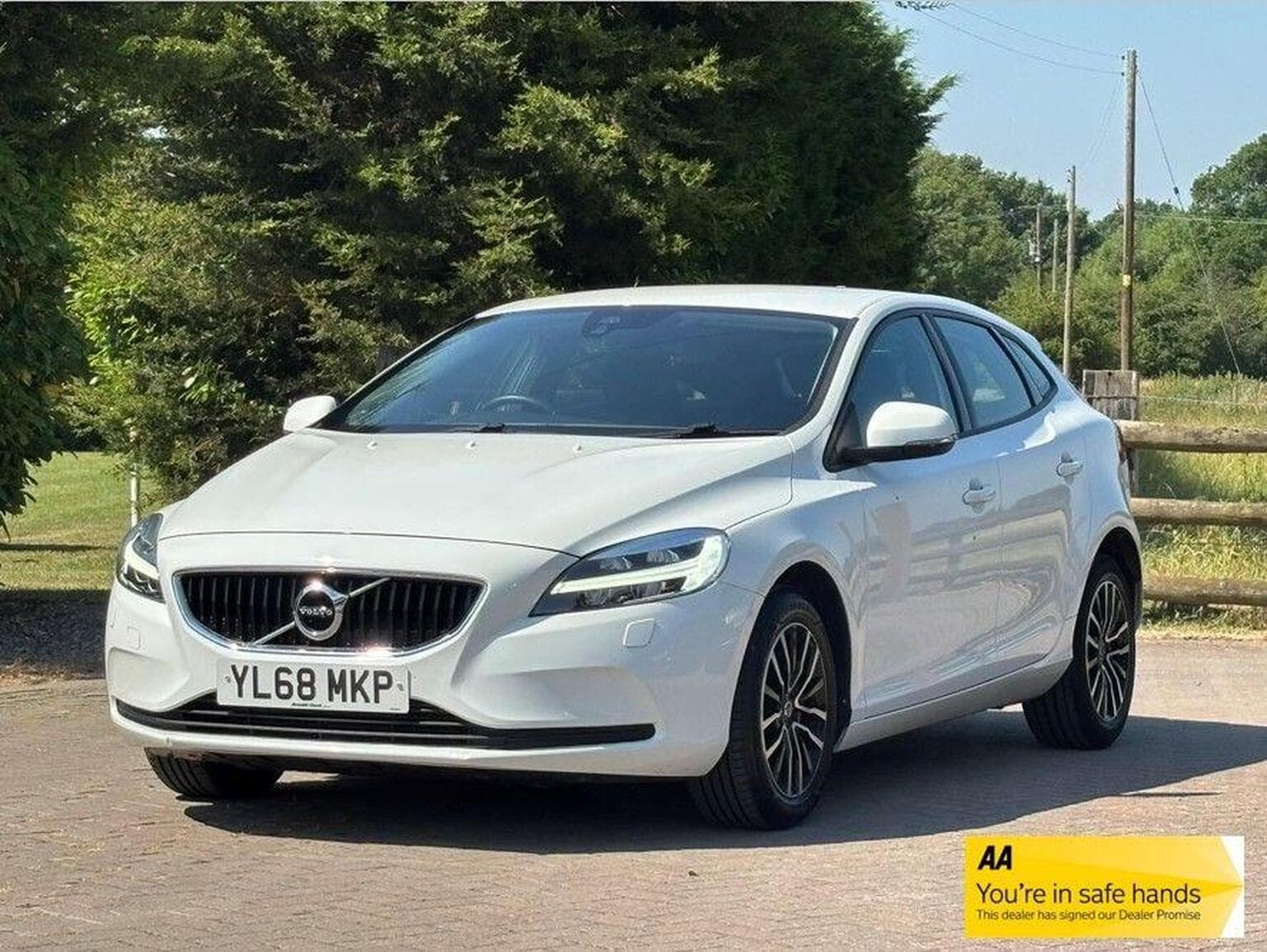 Volvo V40 - image 1 of 41