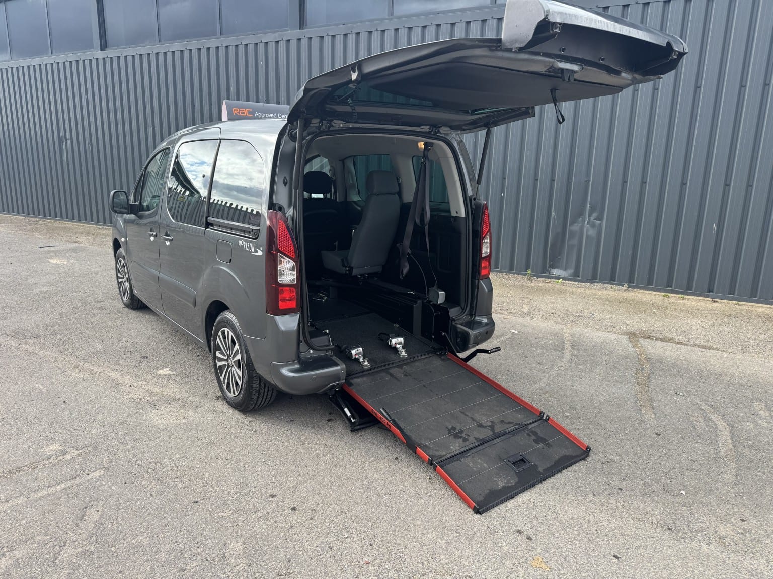 Peugeot Partner Tepee - image 1 of 9