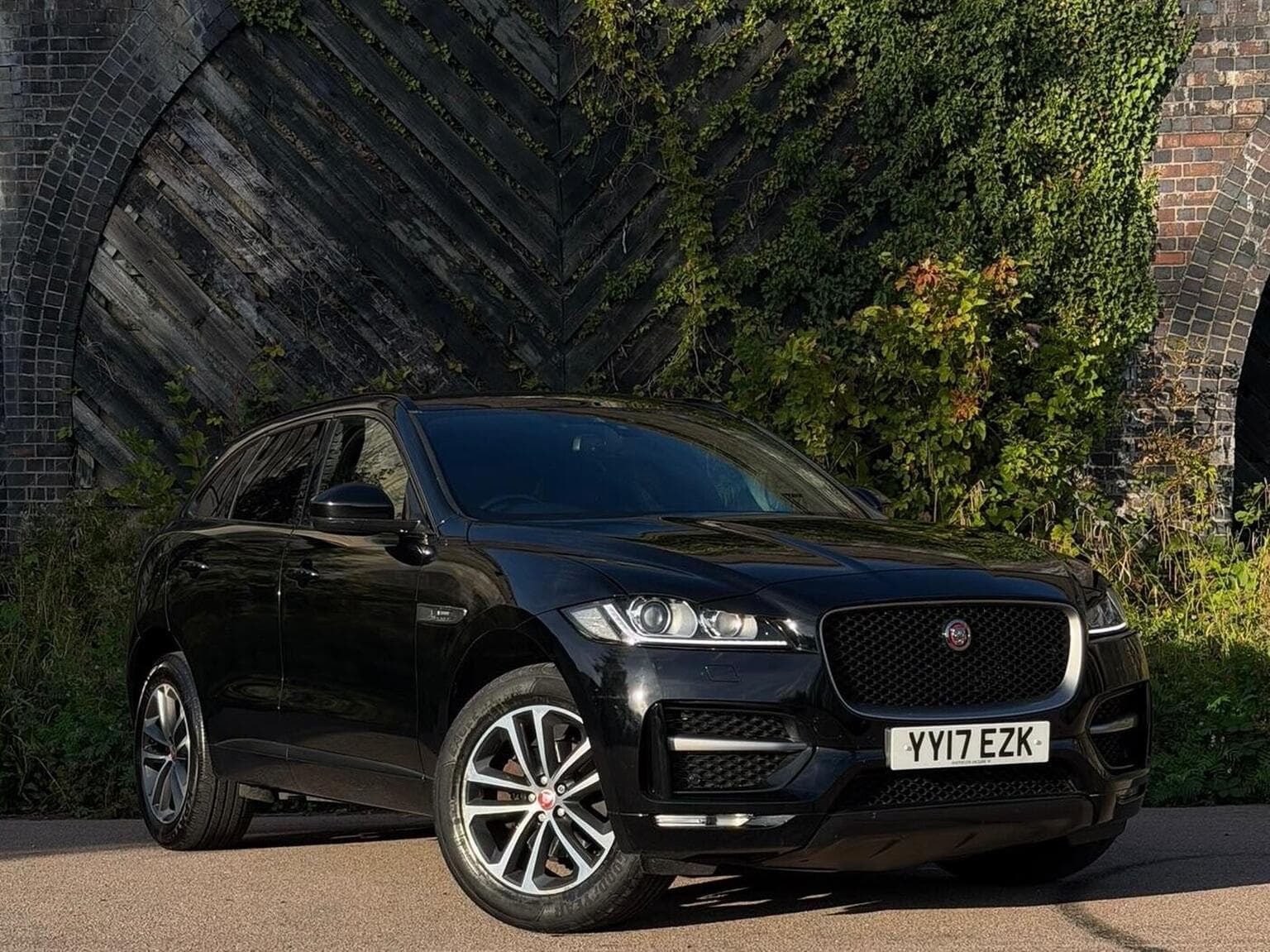Jaguar F-Pace - image 1 of 44
