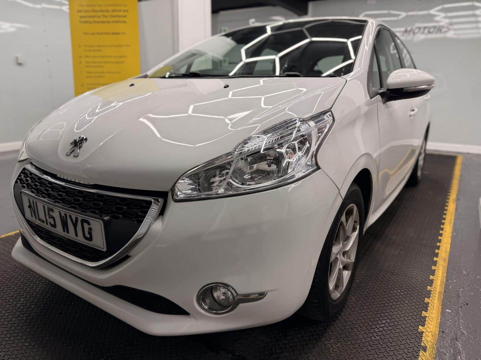 Peugeot 208 - image 1 of 30