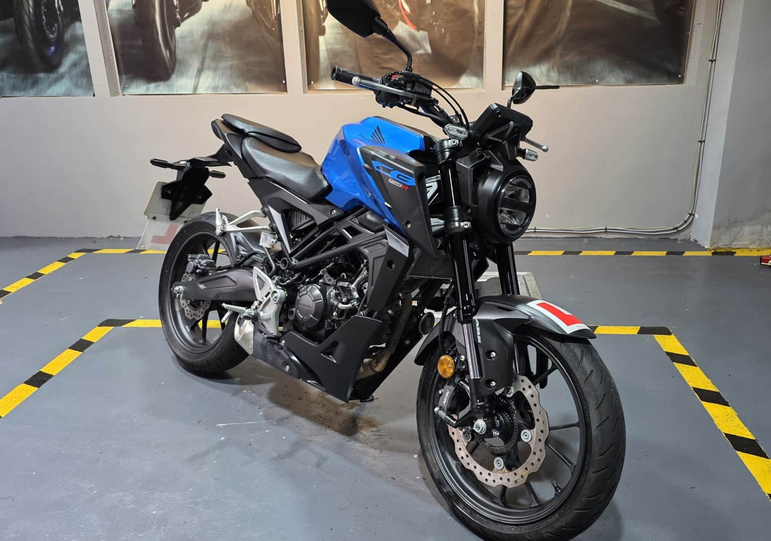 Honda CB125R - image 1 of 26