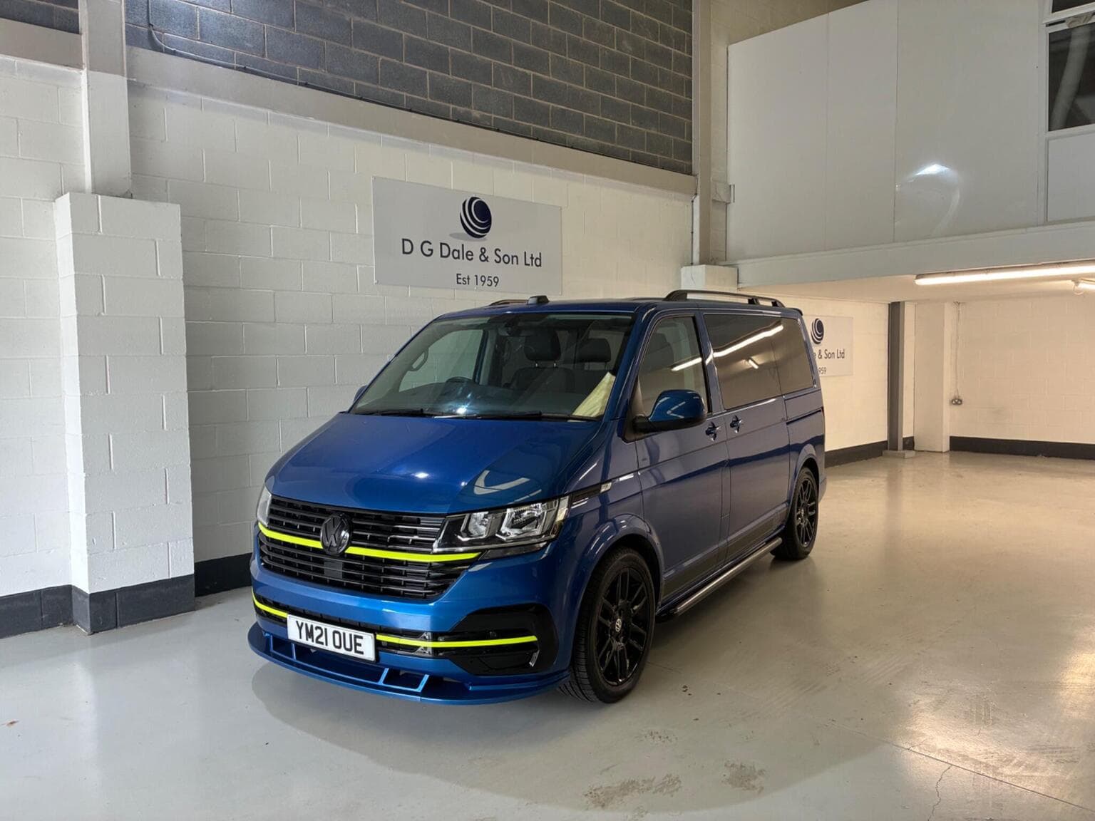 Volkswagen Transporter Shuttle - image 1 of 6