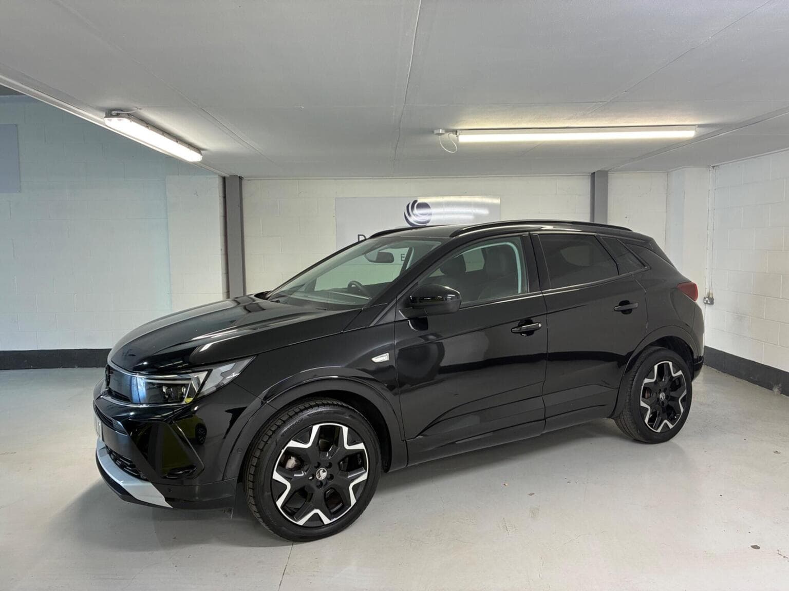 Vauxhall Grandland - image 1 of 6