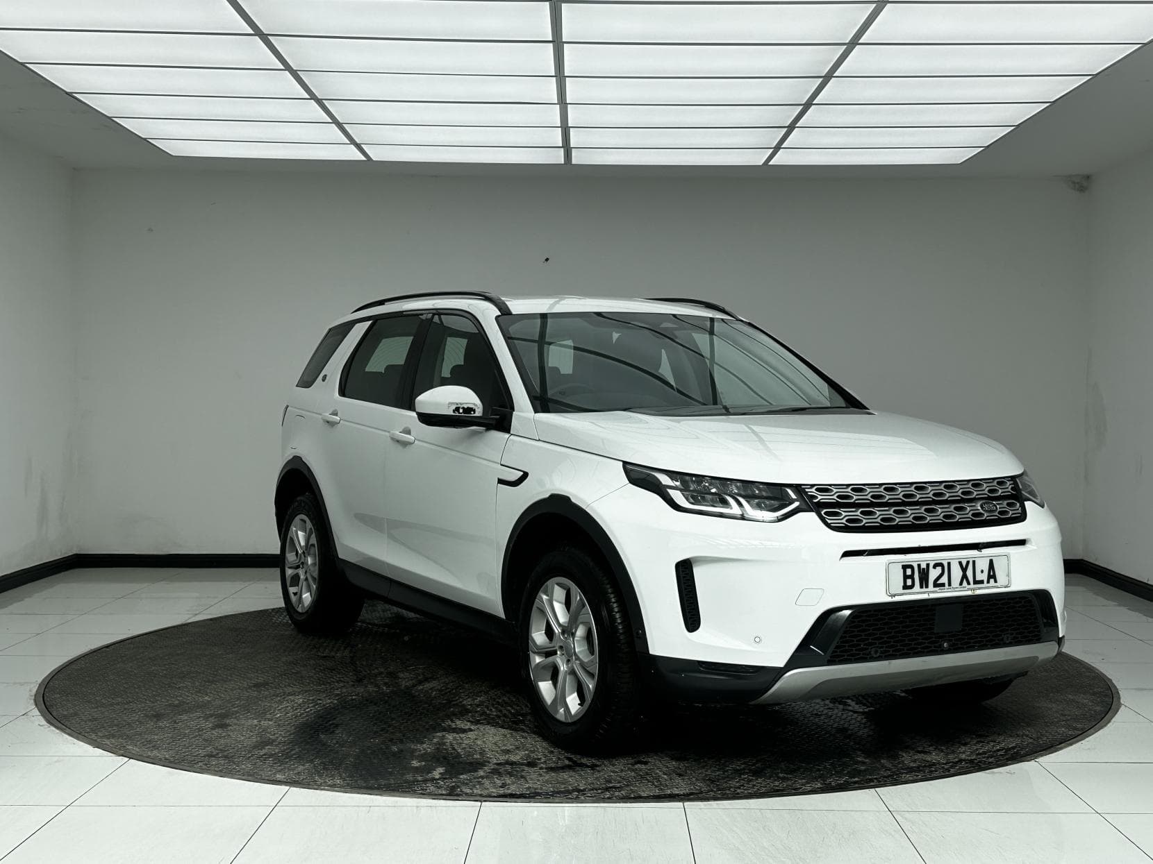 Land Rover Discovery Sport - image 1 of 58