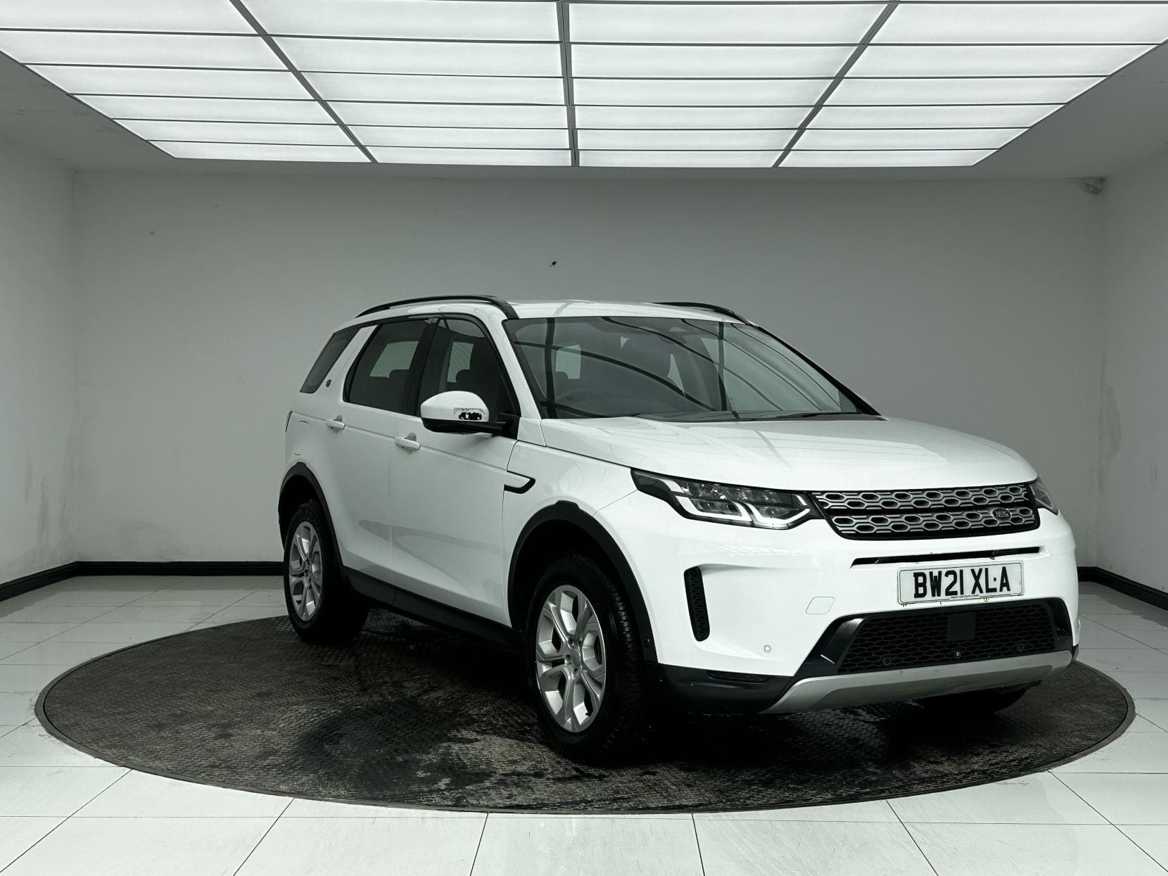 Land Rover Discovery Sport - image 1 of 58