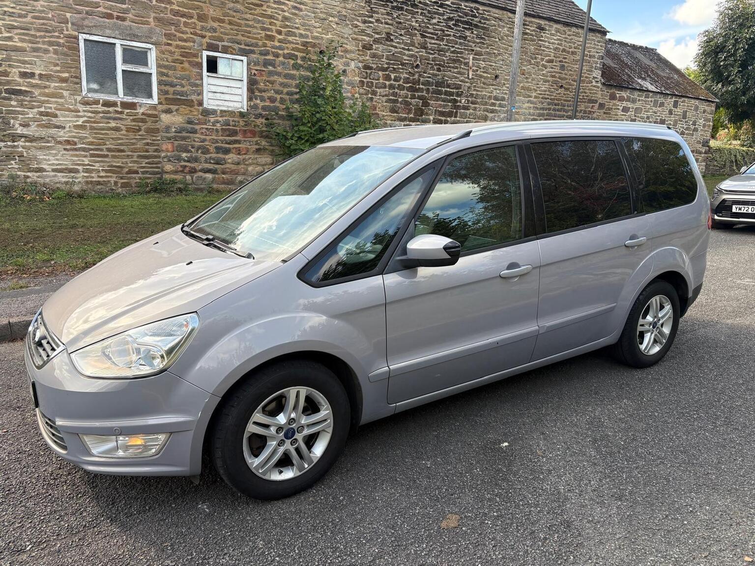 Ford Galaxy - image 1 of 11
