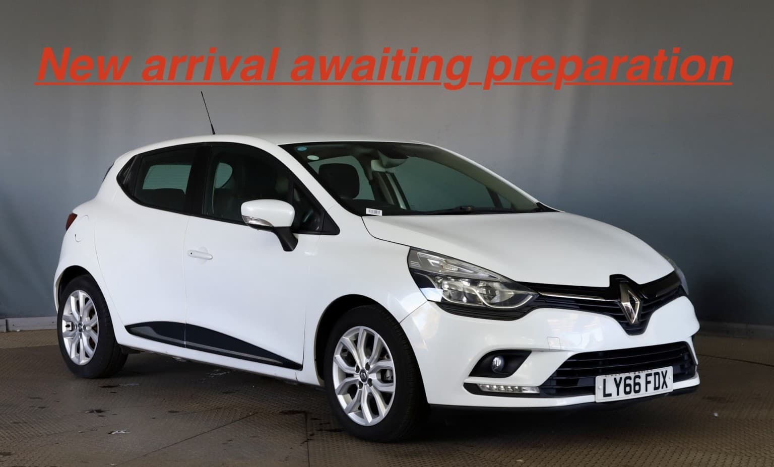 Renault Clio - image 1 of 17