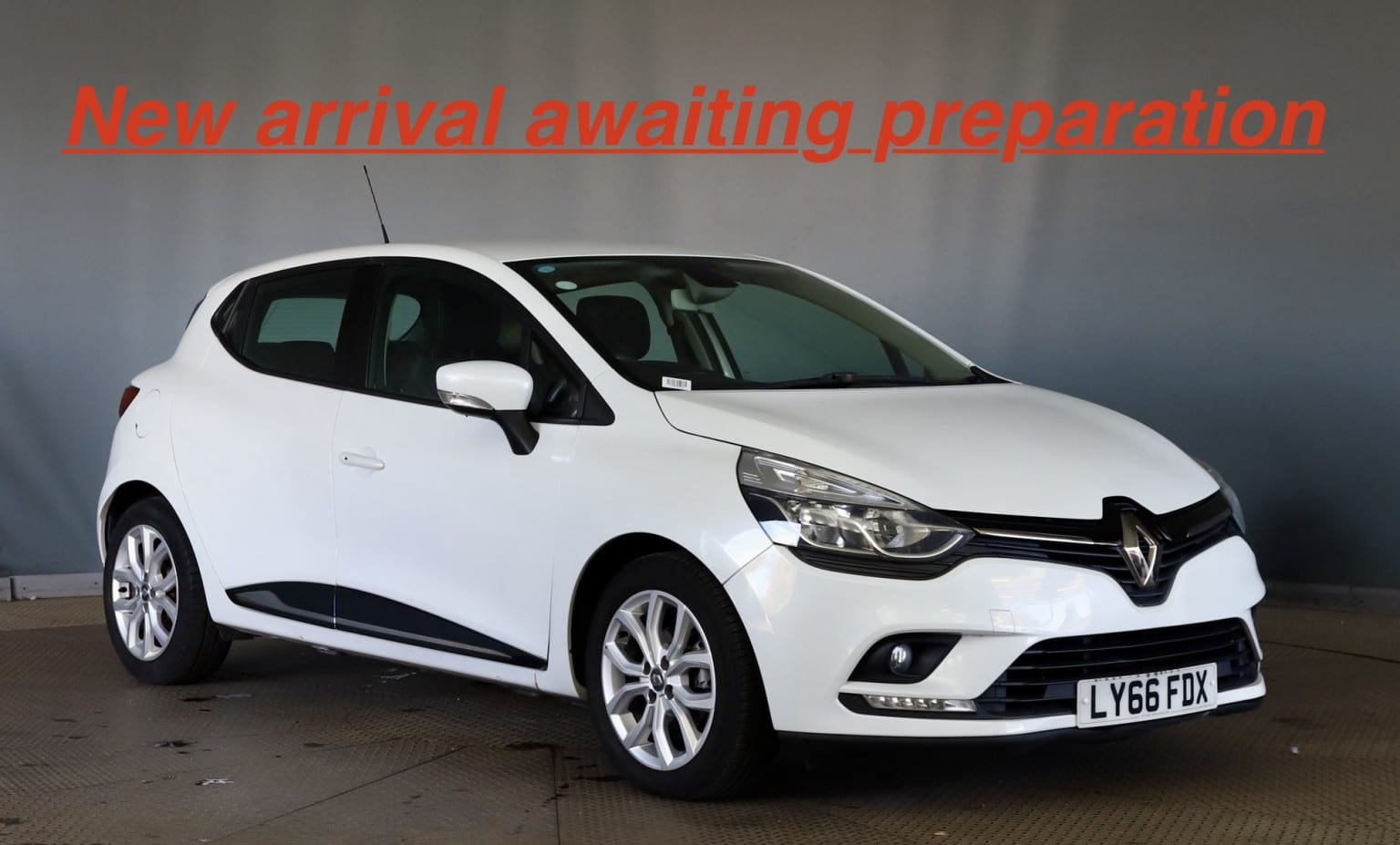 Renault Clio - image 1 of 17