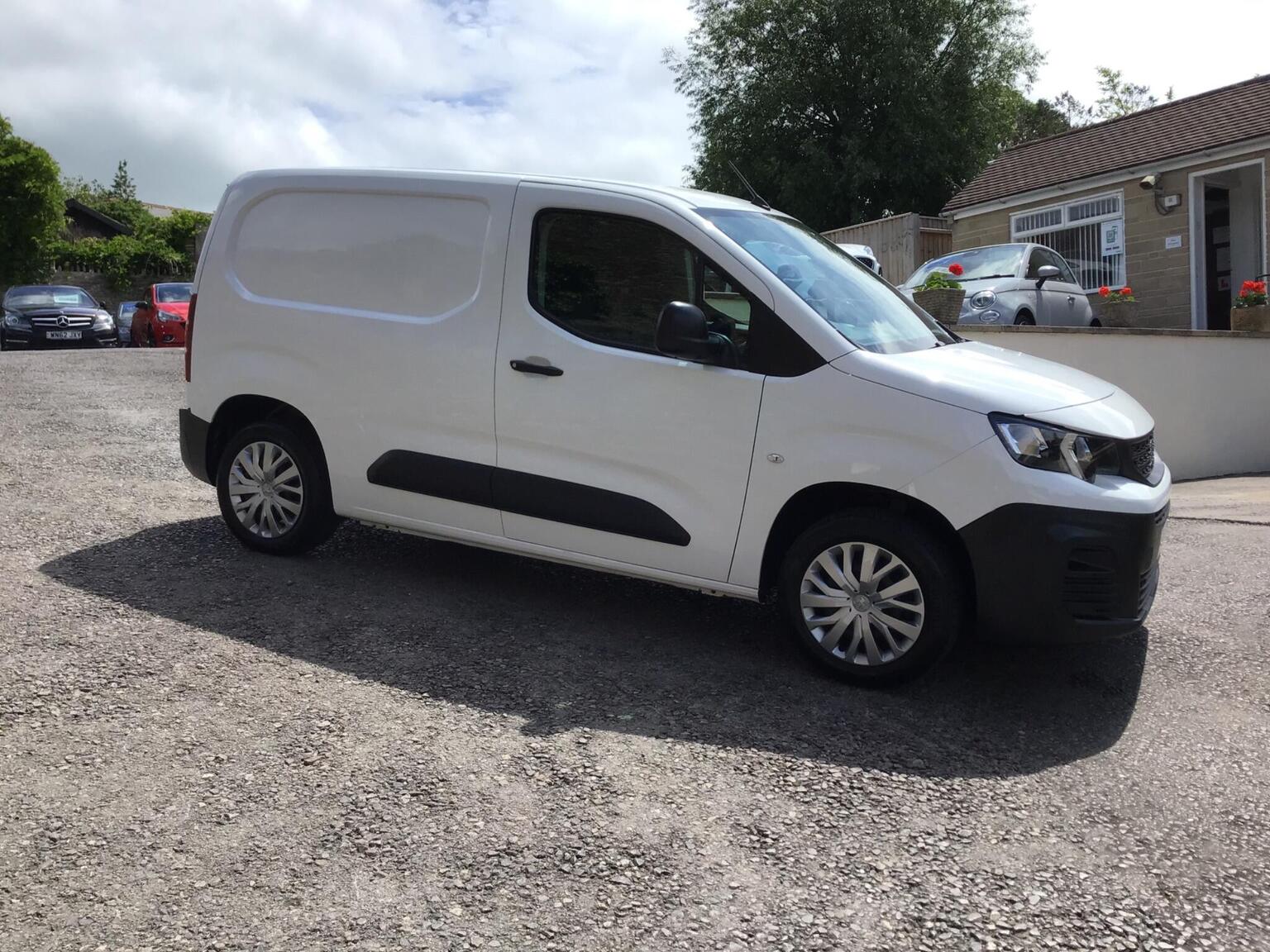 Peugeot Partner - image 1 of 20