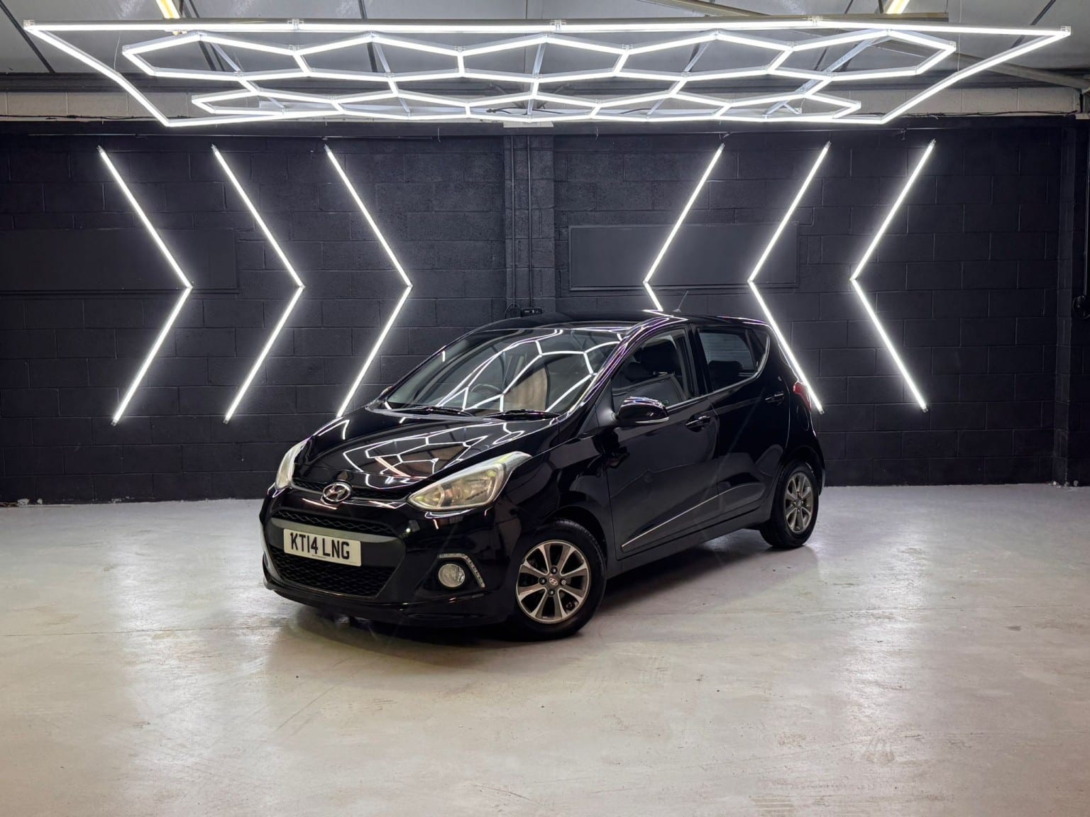 Hyundai i10 - image 1 of 51