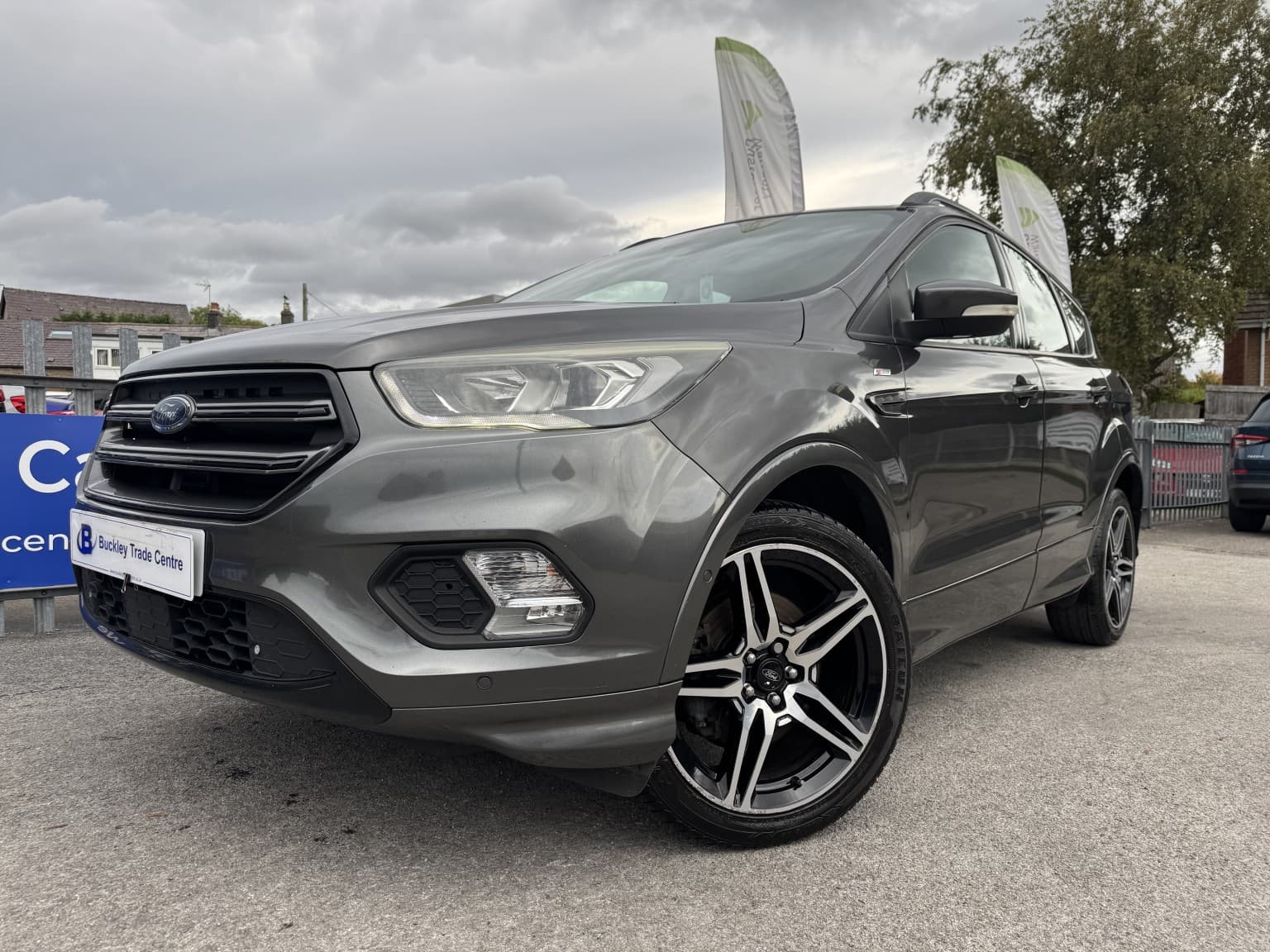 Ford Kuga - image 1 of 39