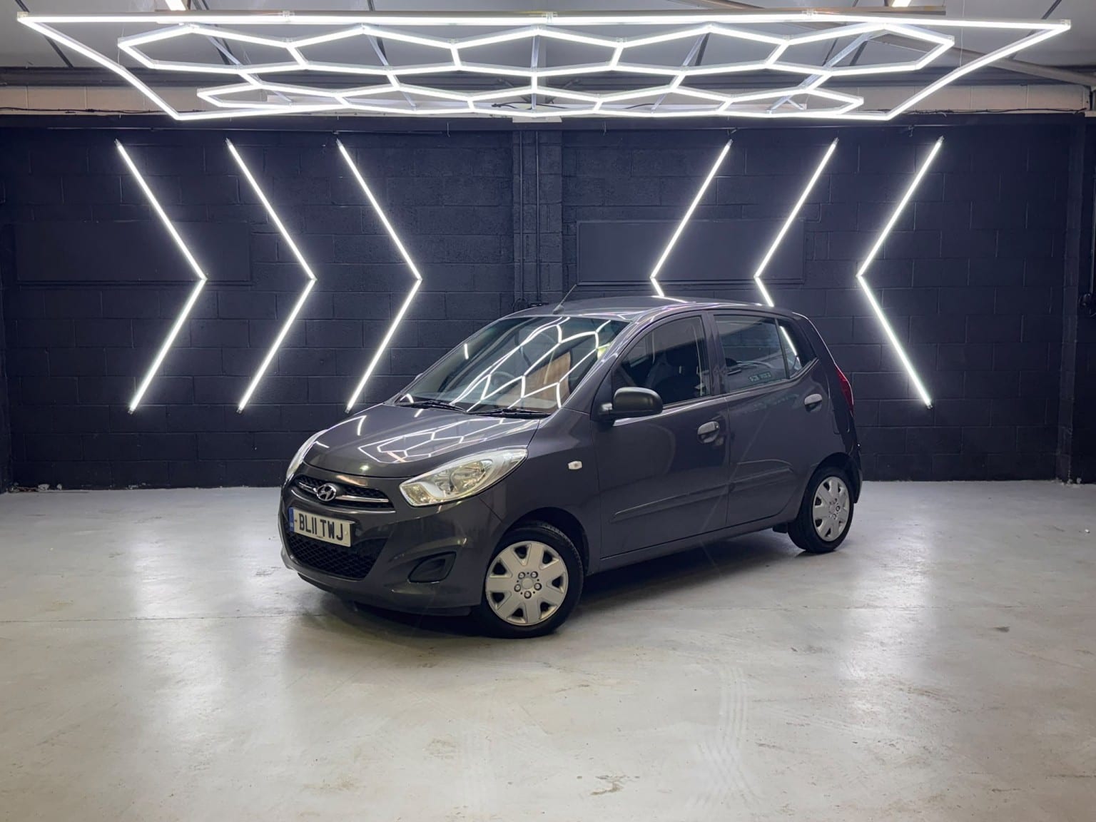 Hyundai i10 - image 1 of 45