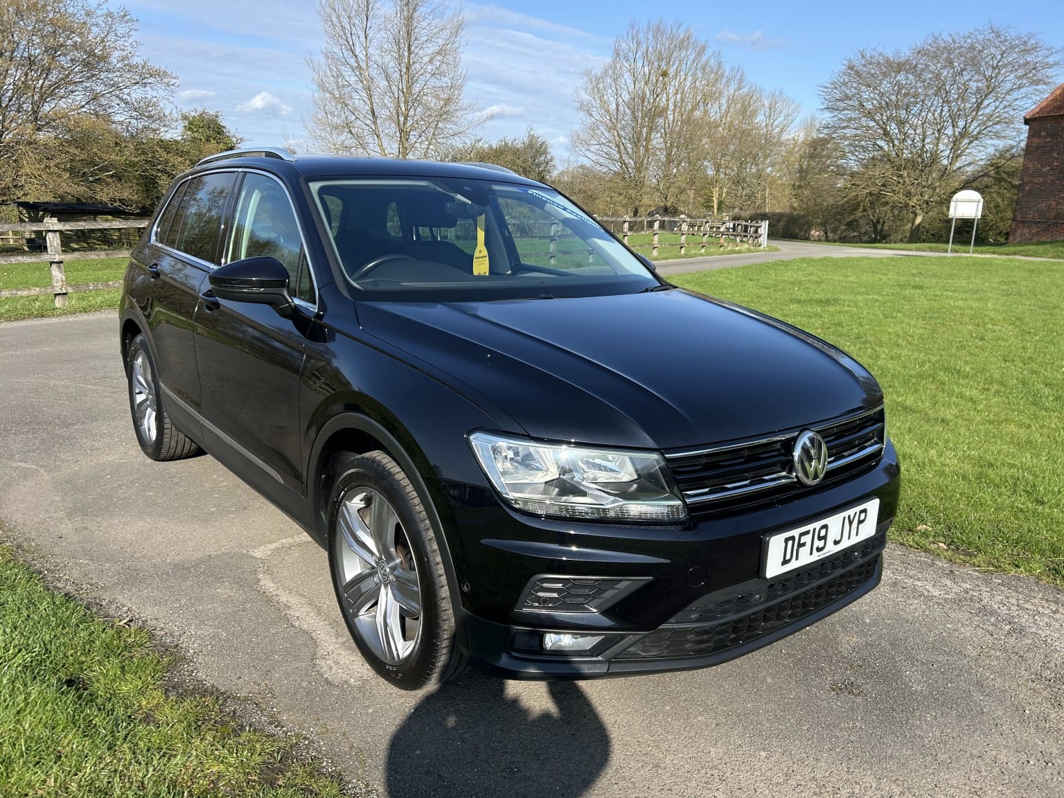 VOLKSWAGEN TIGUAN - image 1 of 34